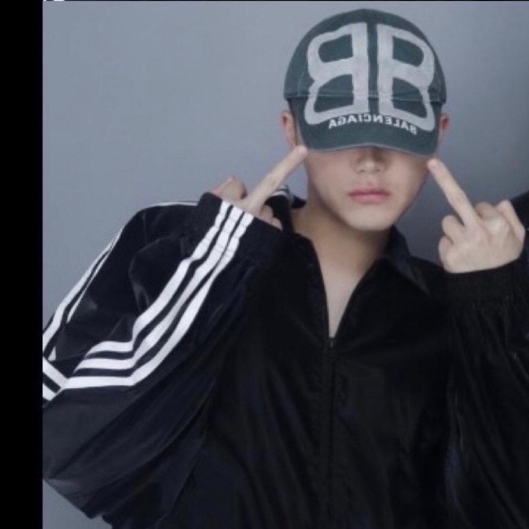 Balenciaga BB Sprayed Cap Grey, Y-3 Windbreaker Triple Black 착용 스타일 - 2