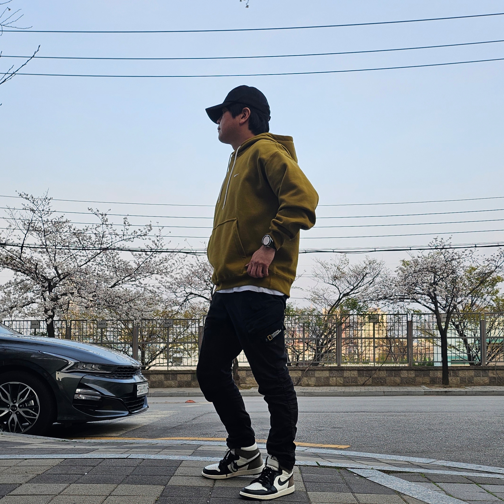 Jordan 1 Retro High OG Black Mocha, Nike NRG Solo Swoosh Fleece Hoodie Ale Brown - Asia 착용 스타일 - 2