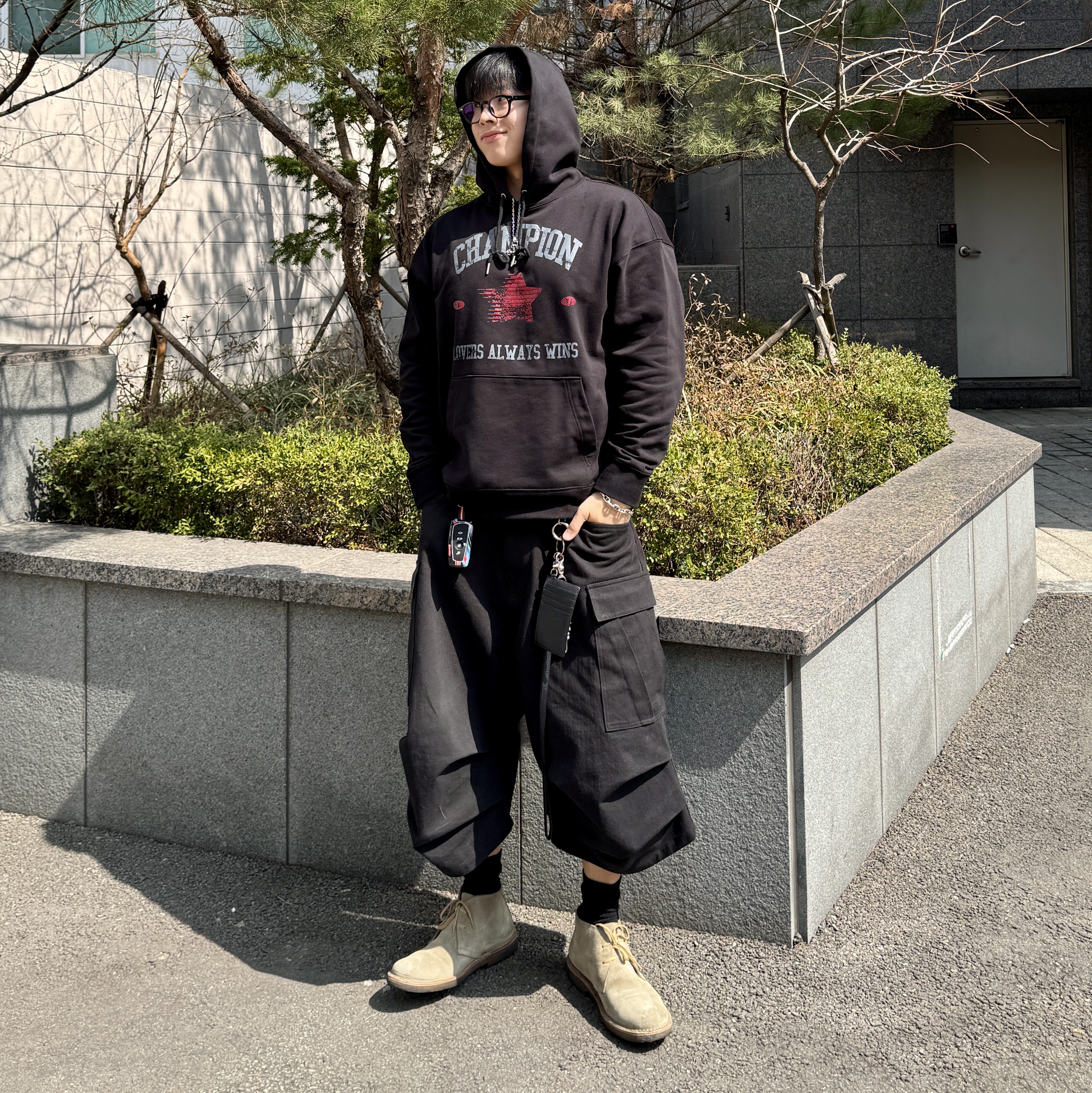 Nonnod Side Cargo Shorts Black, Balenciaga Cash Keyring Card Case Black Silver 착용 스타일 - 3