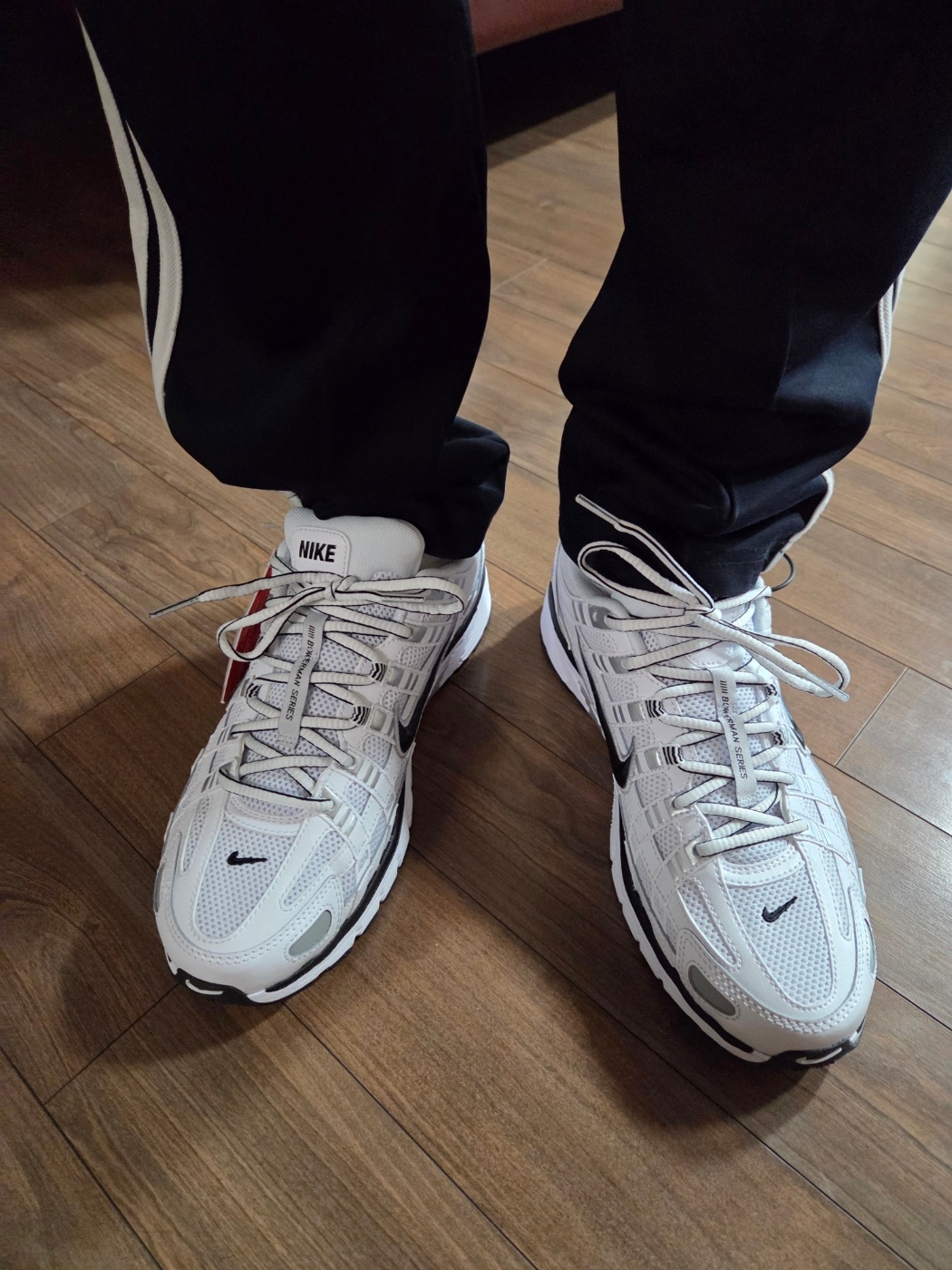 Nike P-6000 White Metallic Silver 착용 스타일