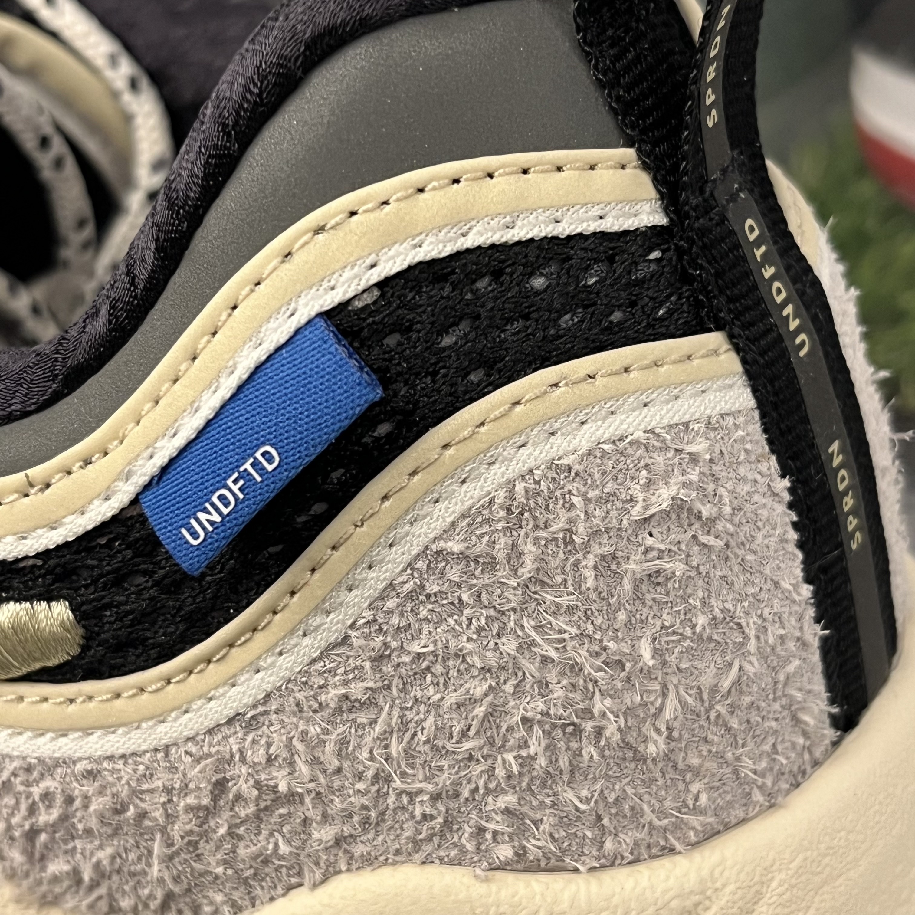 Nike x Undefeated Air Zoom Spiridon Phantom Black 착용 스타일 - 2