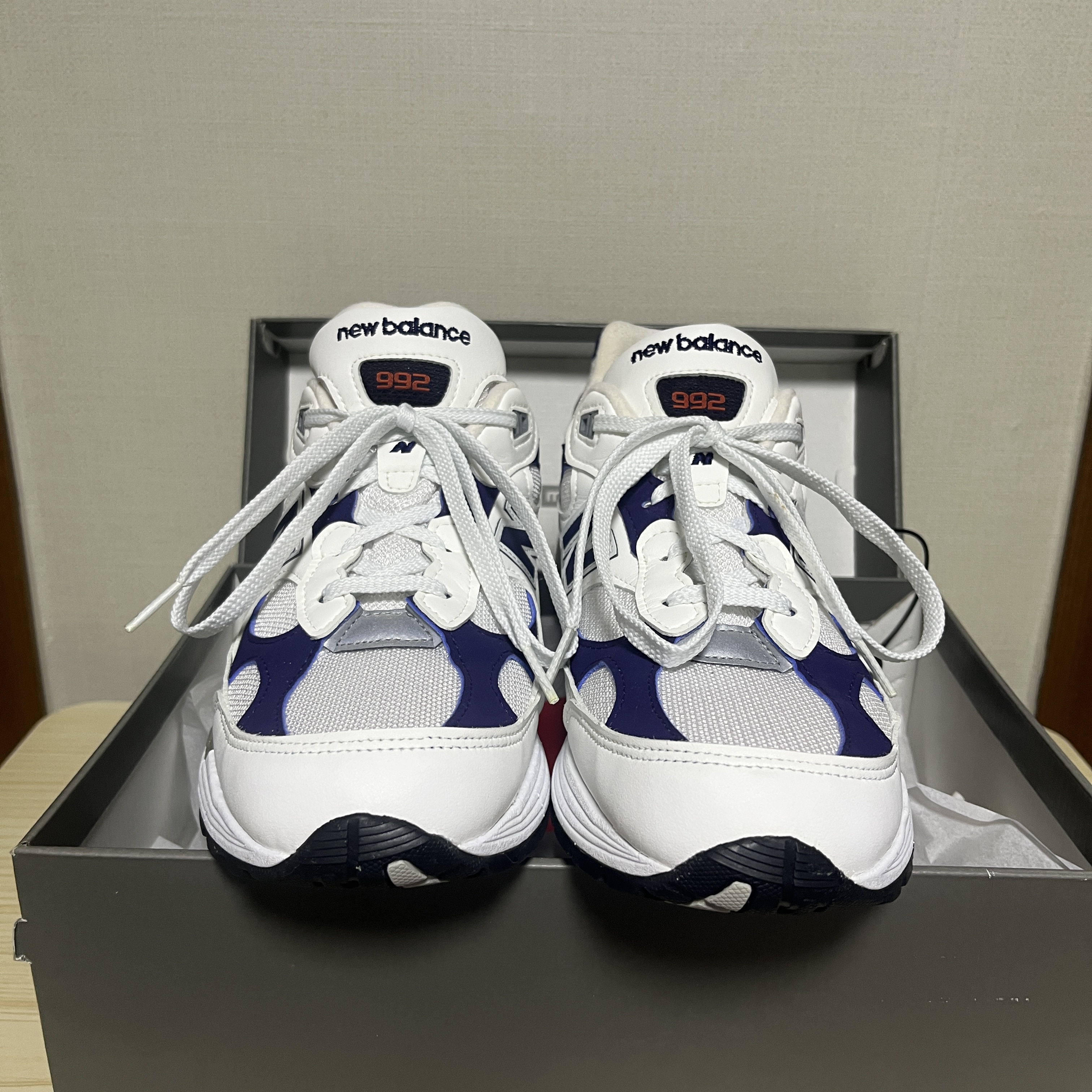 New Balance 992 Made in USA White Navy 착용 스타일 - 1