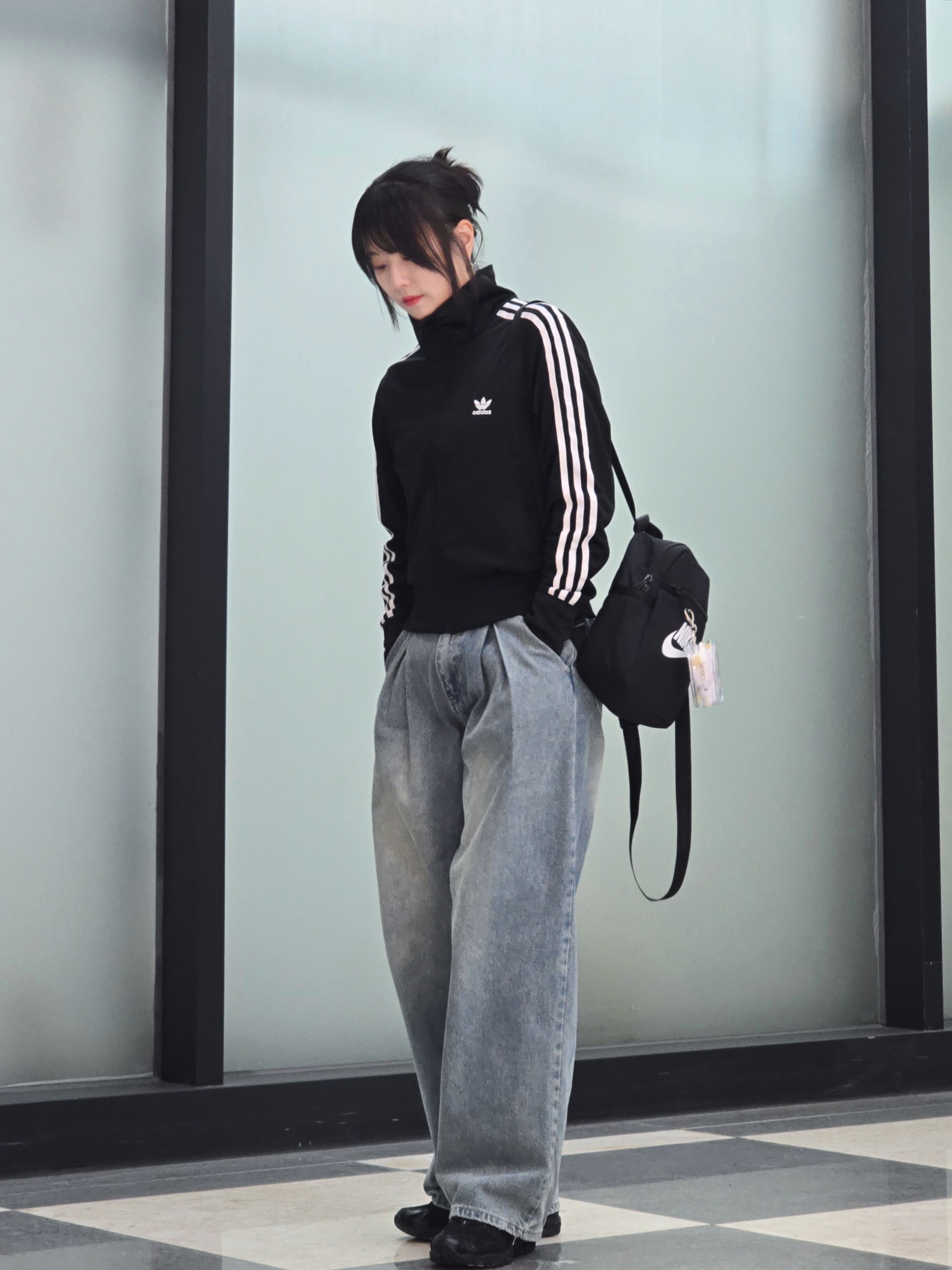 (W) Adidas Adicolor Classic Firebird Track Top Black - KR Sizing, Nike Futura 365 Mini Backpack Black 착용 스타일 - 1