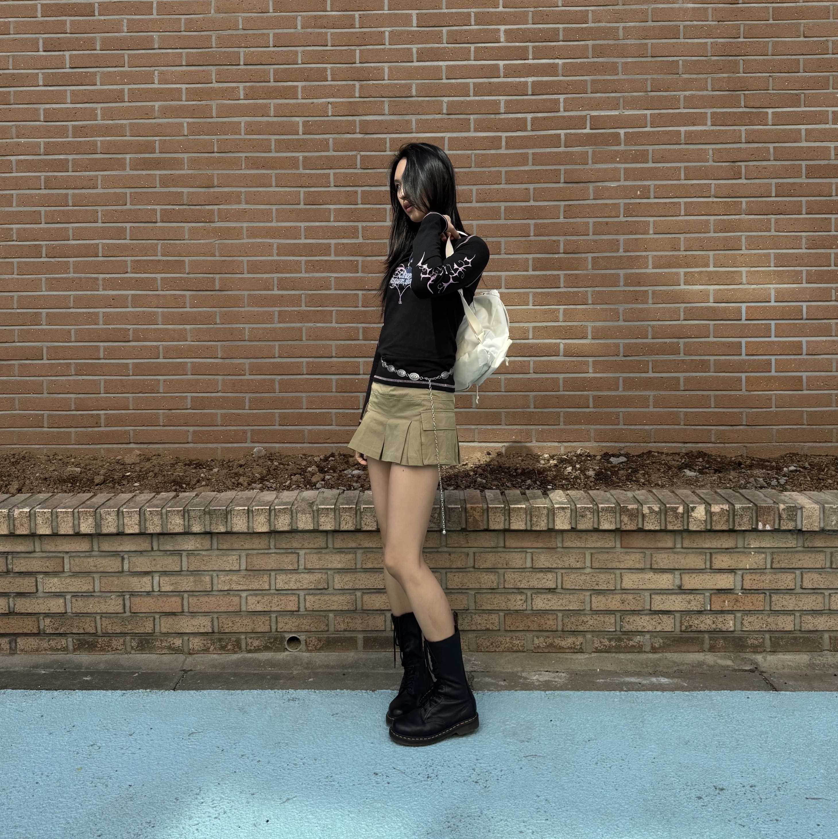 (W) Dr. Martens 1B99 Boots Black, General Idea Unisex Logo Point Socks White 착용 스타일 - 1