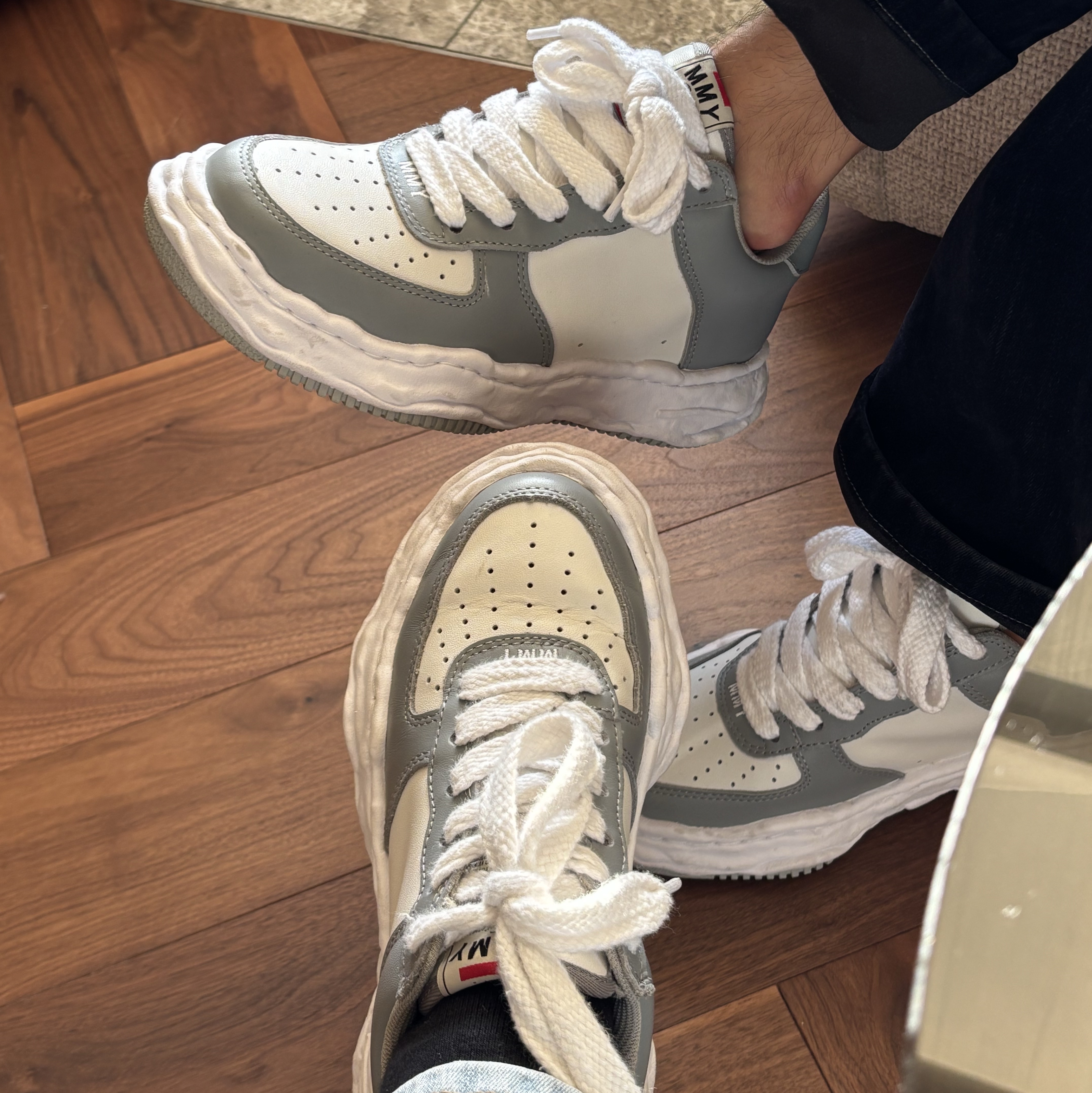 Maison Mihara Yasuhiro Wayne OG Sole Leather Low-top Sneakers Gray White 착용 스타일