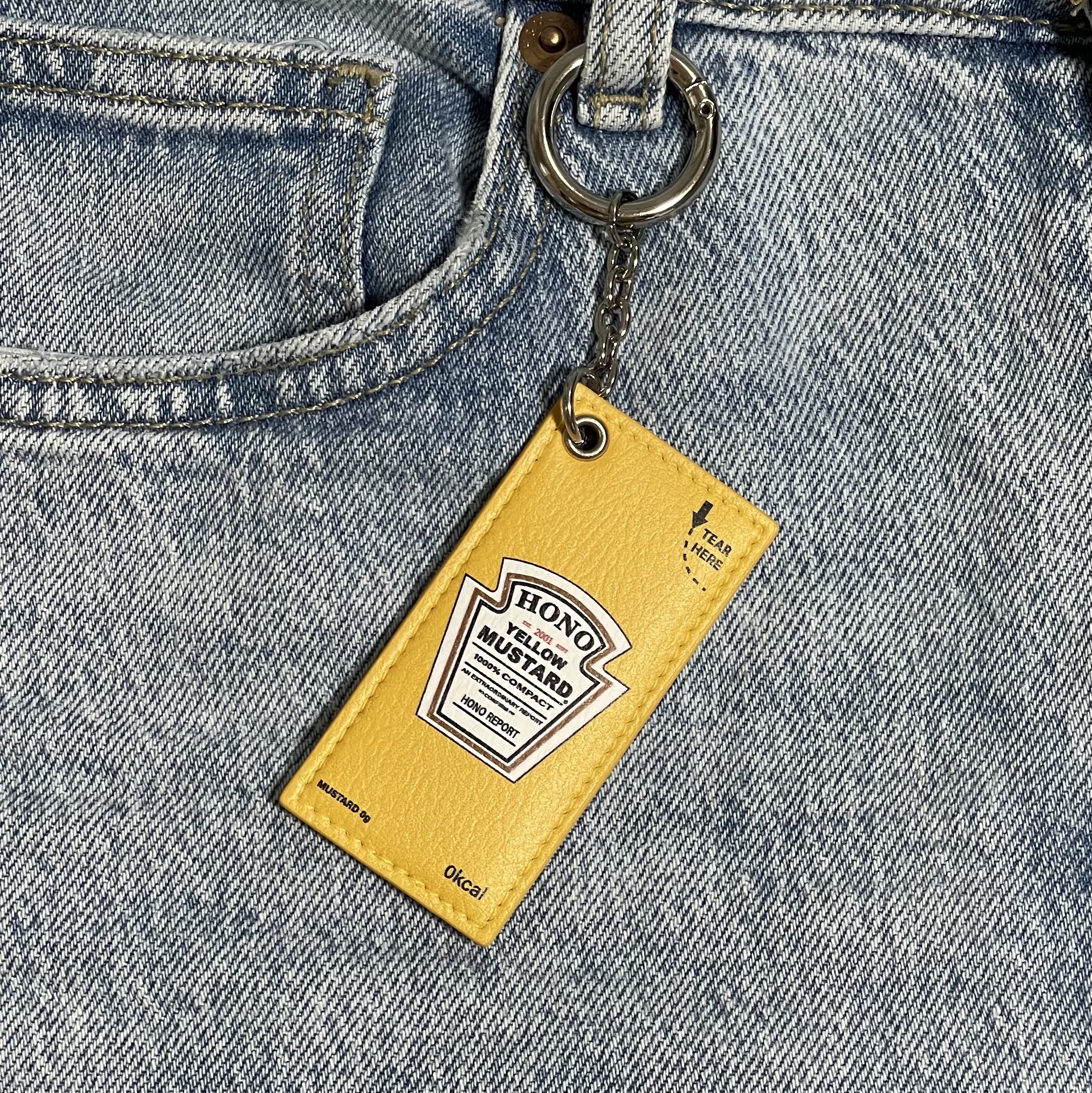 Hono Report Object Keyring Mustard 착용 스타일
