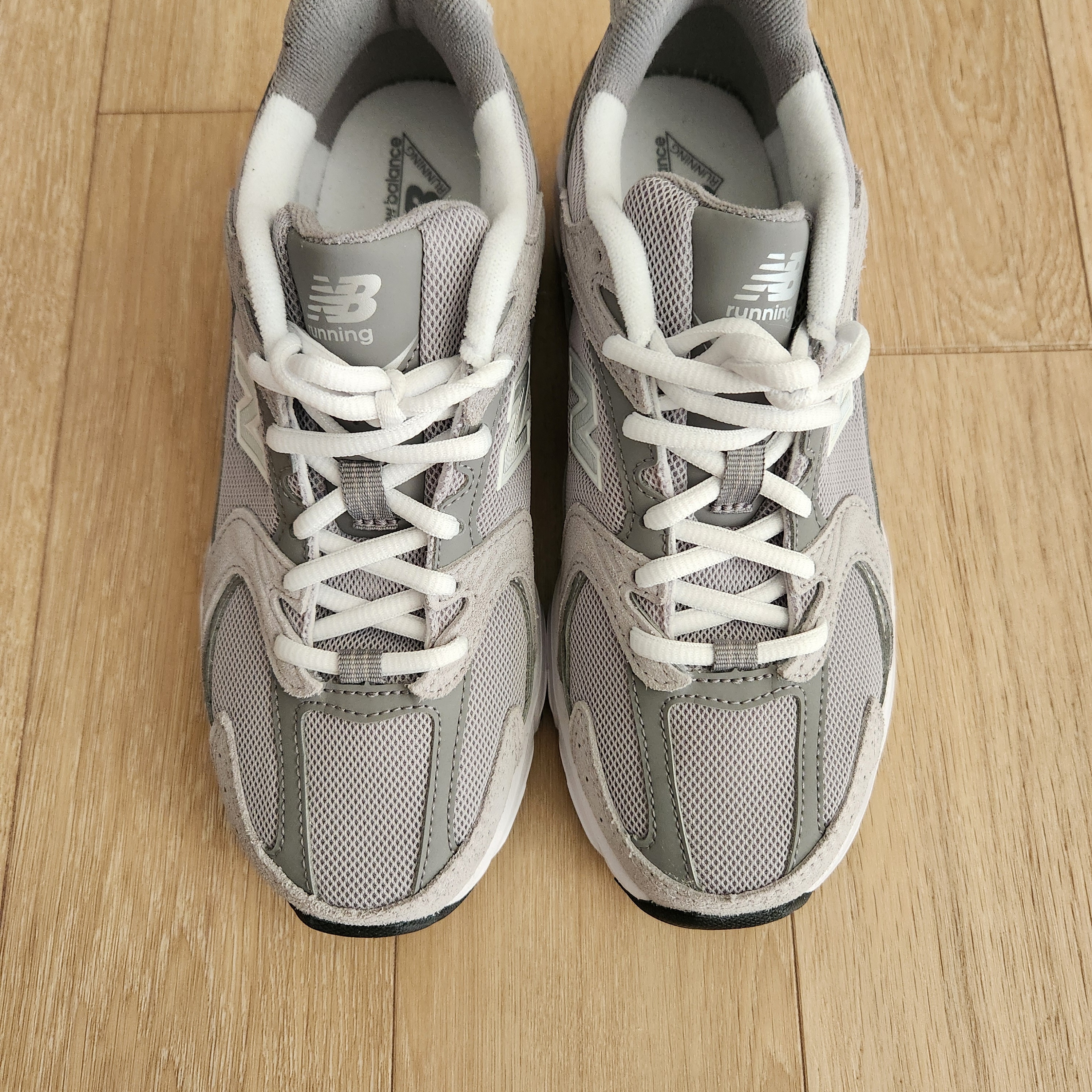 New Balance 530 Grey 착용 스타일