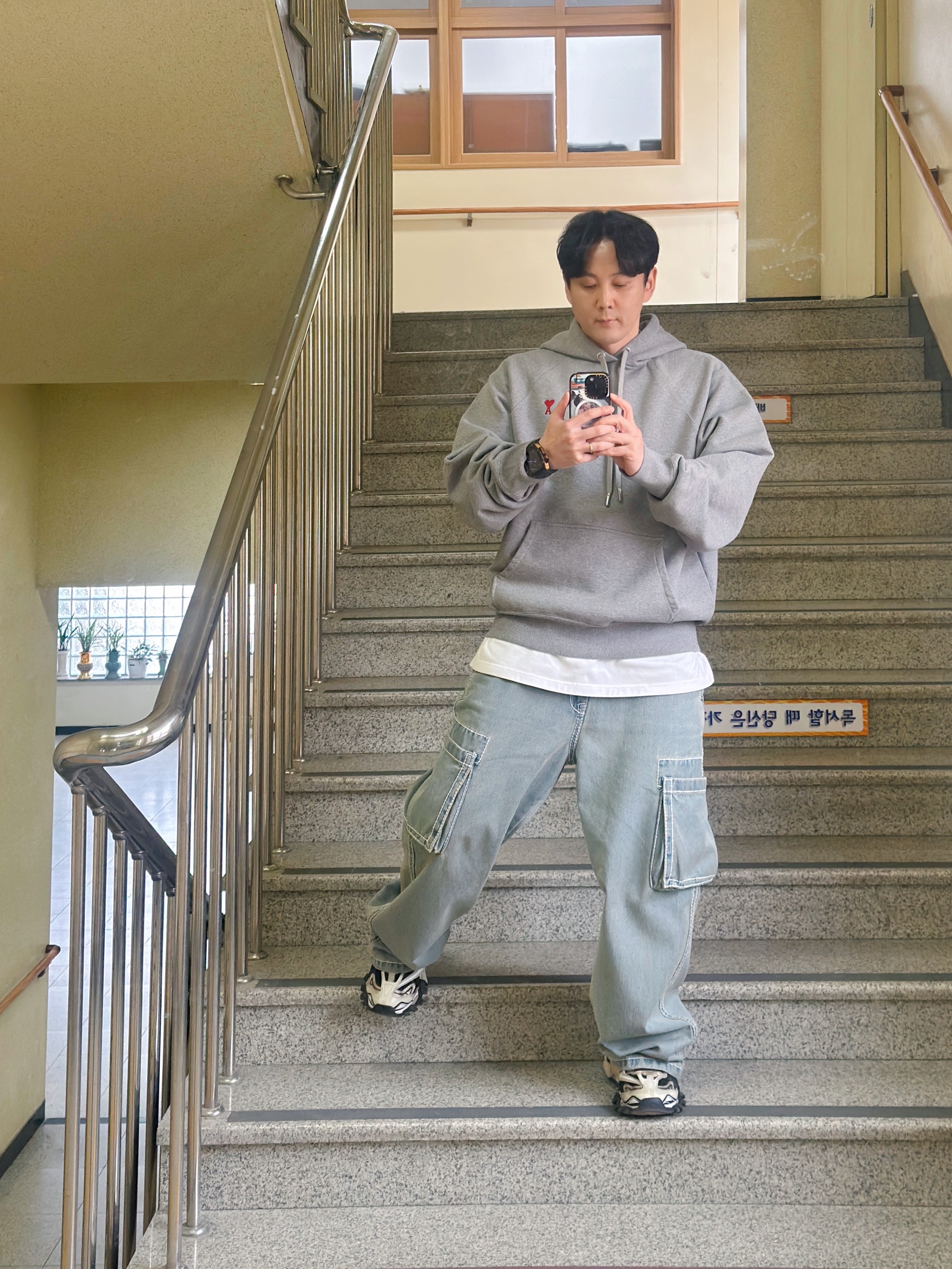 AMI De Coeur Hoodie Heather Grey, True Religion Classic Cargo Pants Light Indigo 착용 스타일 - 2
