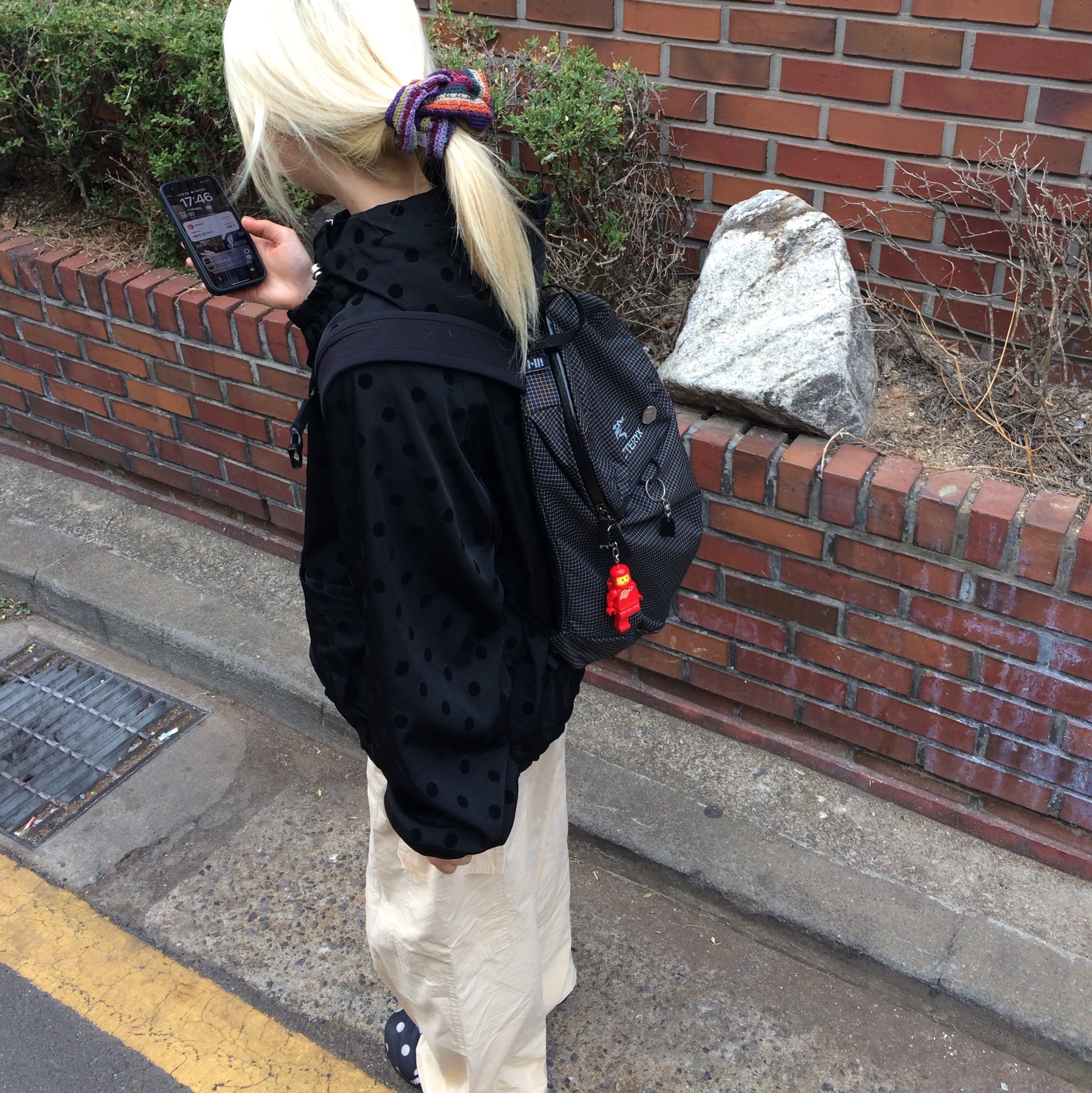 Arc'teryx Konseal 15 Backpack Black, Ohesio Hooded Anorak Navy 착용 스타일