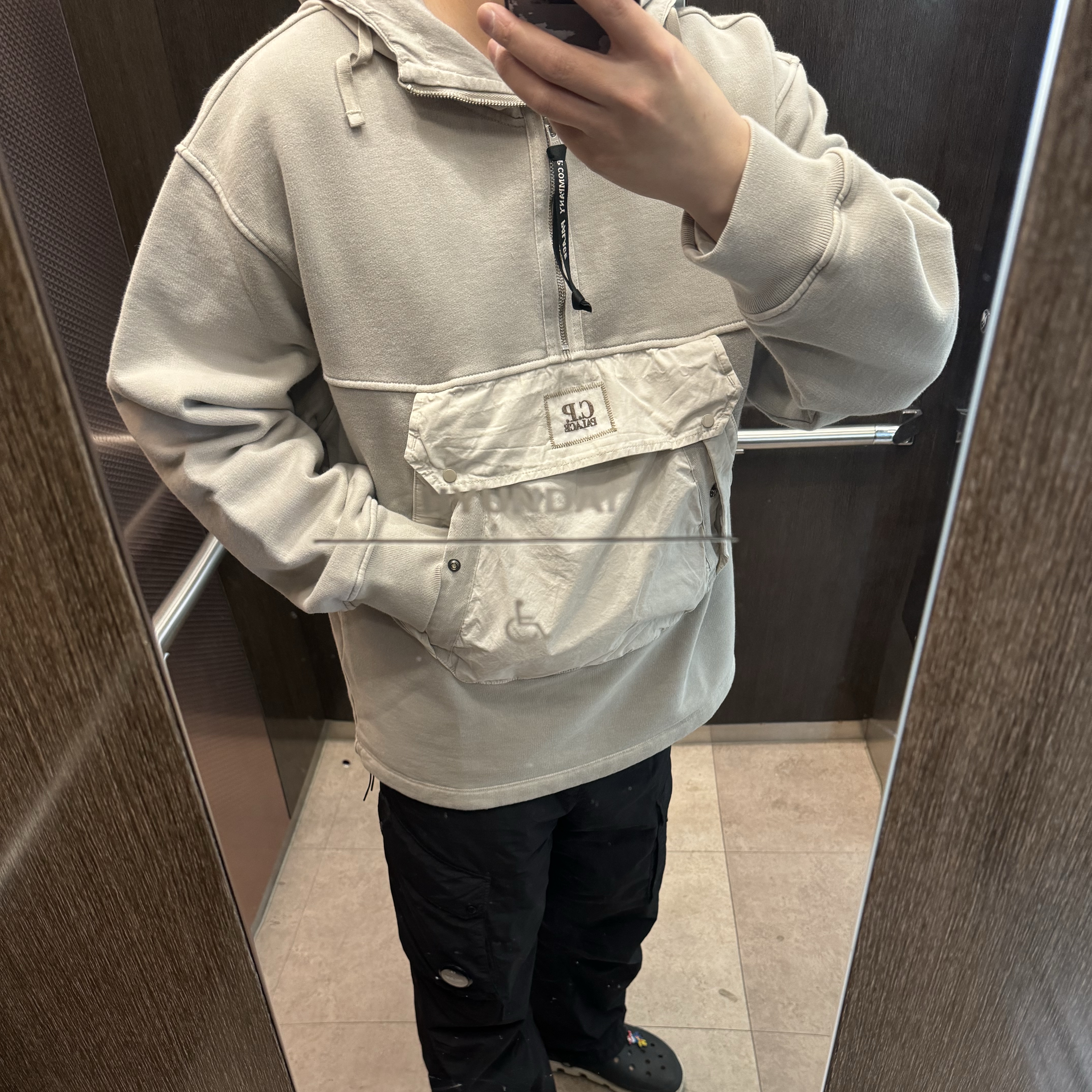 팔라스 x C.P. 컴퍼니 후드 스톤 - 25SS 착용 스타일 - 1