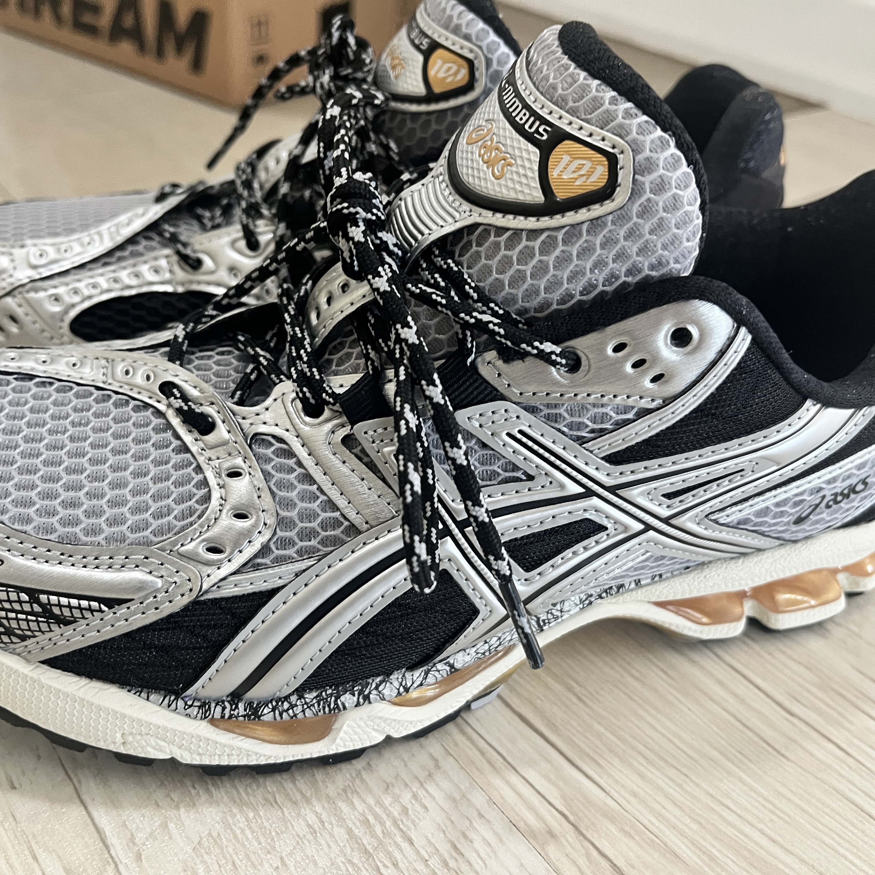 Asics Gel-Nimbus 10.1 Piedmont Grey Pure Silver 착용 스타일 - 2