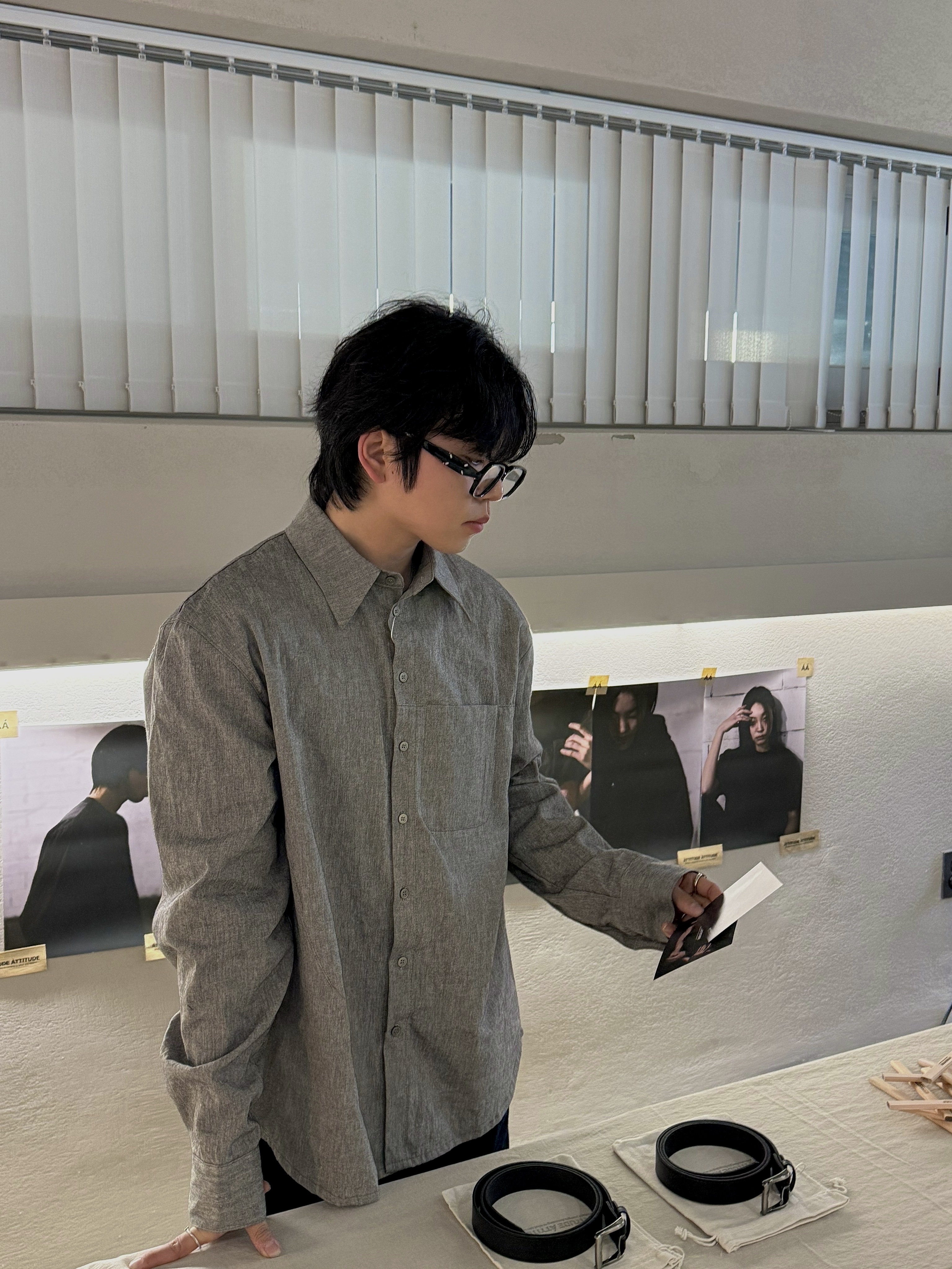 애티튜드 애티튜드 커브드 라인 워싱 버뮤다 데님 팬츠 블랙, 애티튜드 애티튜드 커브드 가먼트다잉 스웻 후드 집업 그레이 착용 스타일 - 5