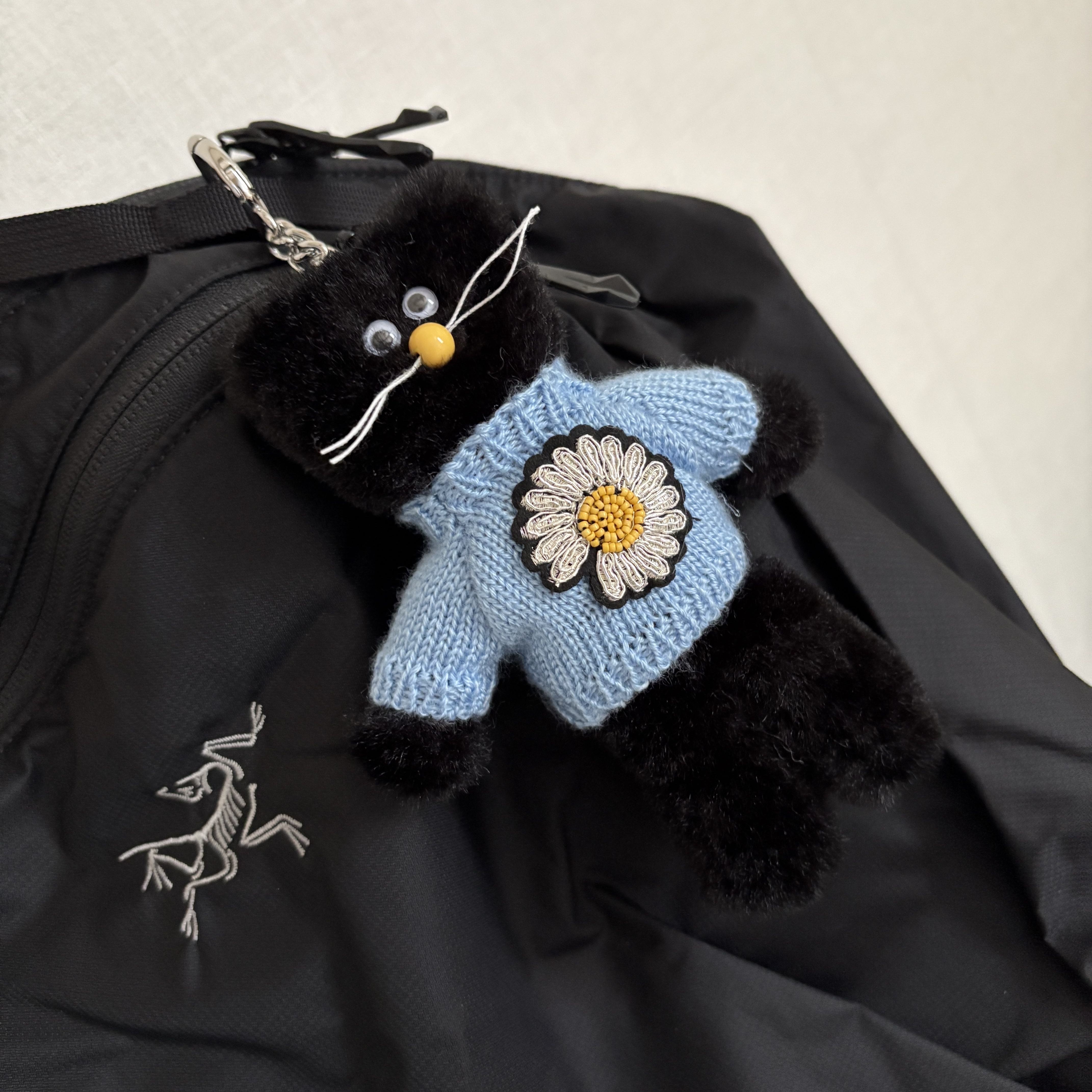 Monamhee x Peaceminusone Daihee Plush Keyring, Arc'teryx Heliad 15 Backpack Black 착용 스타일