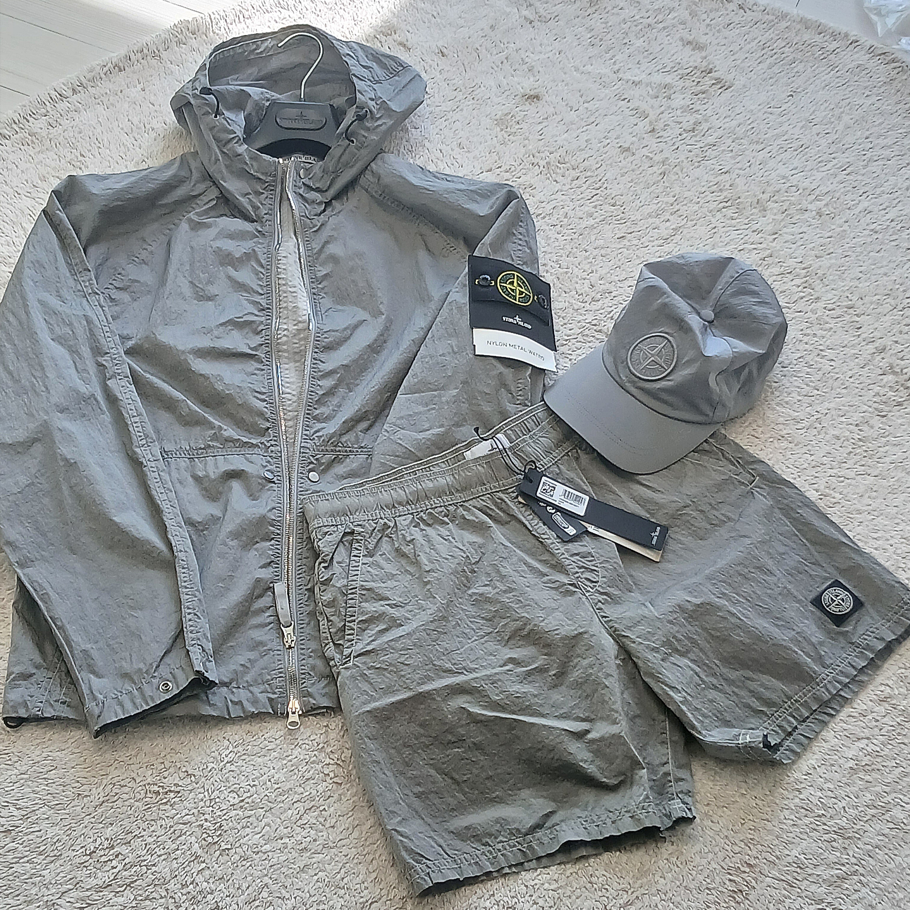 Stone Island 9100995 Nylon Metal in Econyl Baseball Cap Pearl Grey - 25SS, Stone Island 4100097 Nylon Metal Watro-Tc in Econyl Hooded Jacket Pearl Grey - 25SS 착용 스타일 - 2