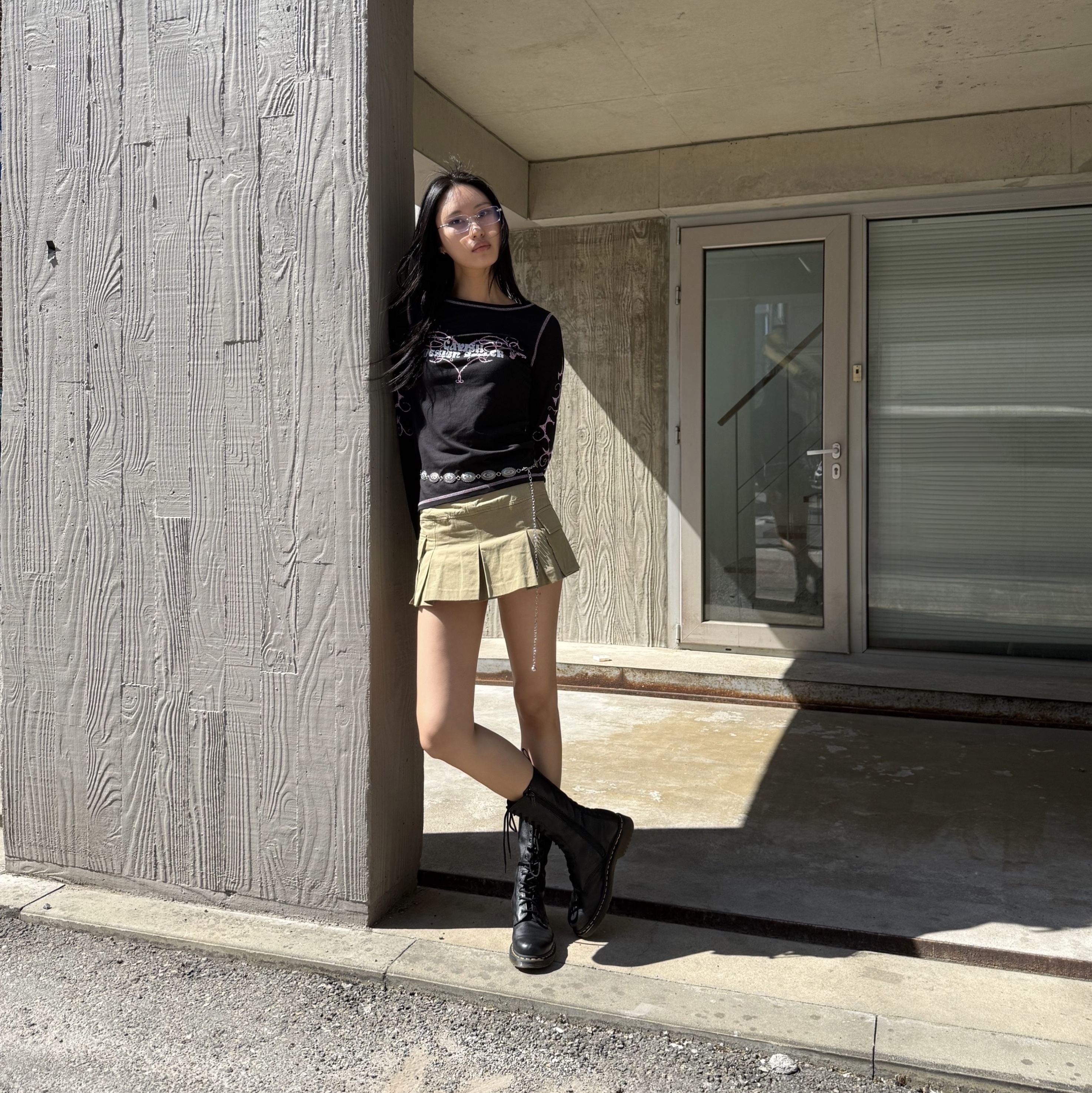(W) Dr. Martens 1B99 Boots Black, General Idea Unisex Logo Point Socks White 착용 스타일 - 3