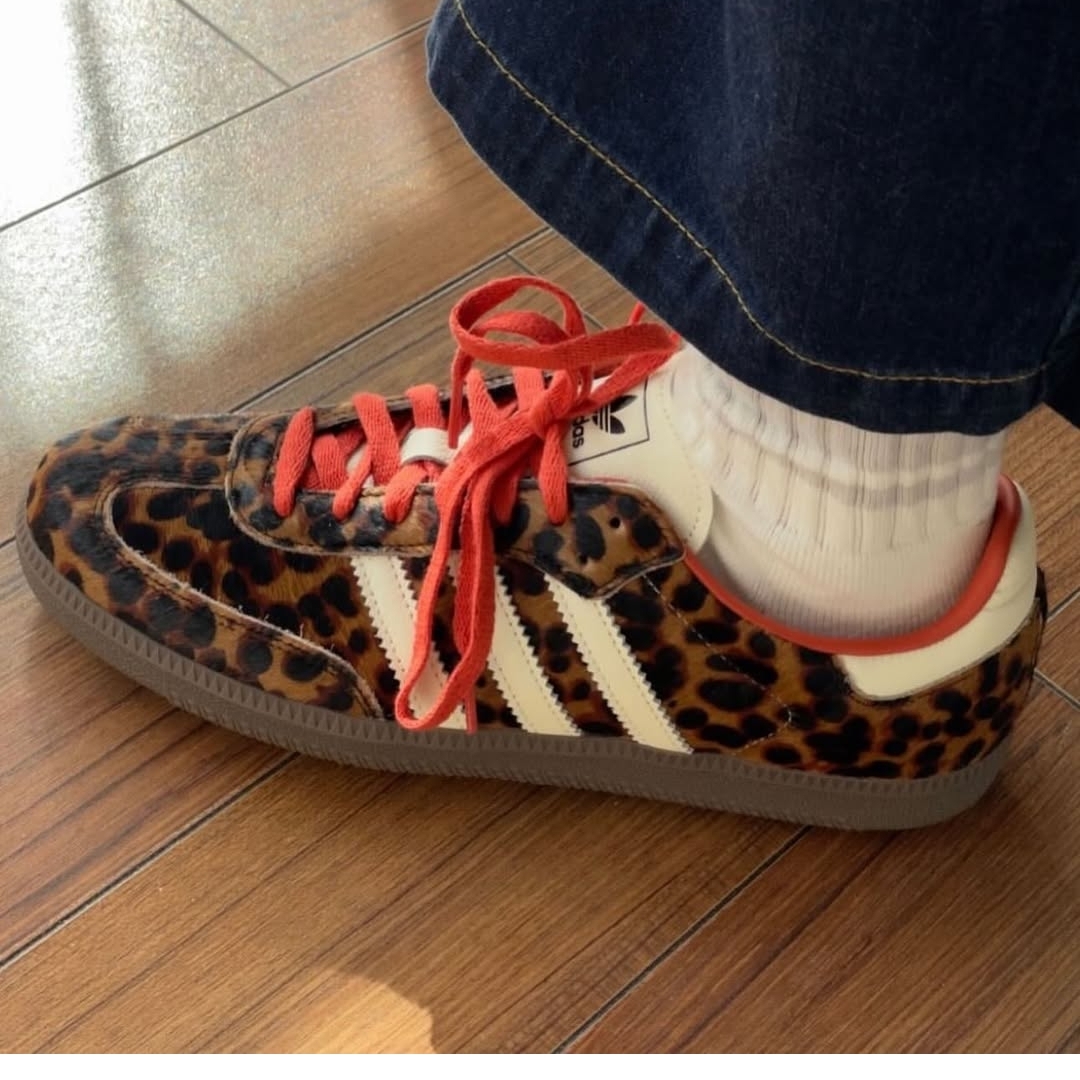 (W) Adidas Samba OG Core Black Preloved Red, (W) Adidas Samba OG Core Black Collegiate Green 착용 스타일