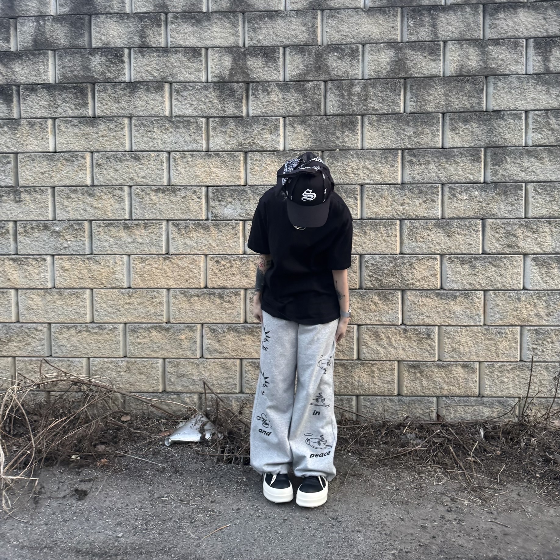 Rick Owens Hollywood Mega Bumper Geobasket in Full Grain Calf Leather Black Milk, Diesel T-Adjust-Od T-shirt with Metallic Oval D Black 착용 스타일 - 4