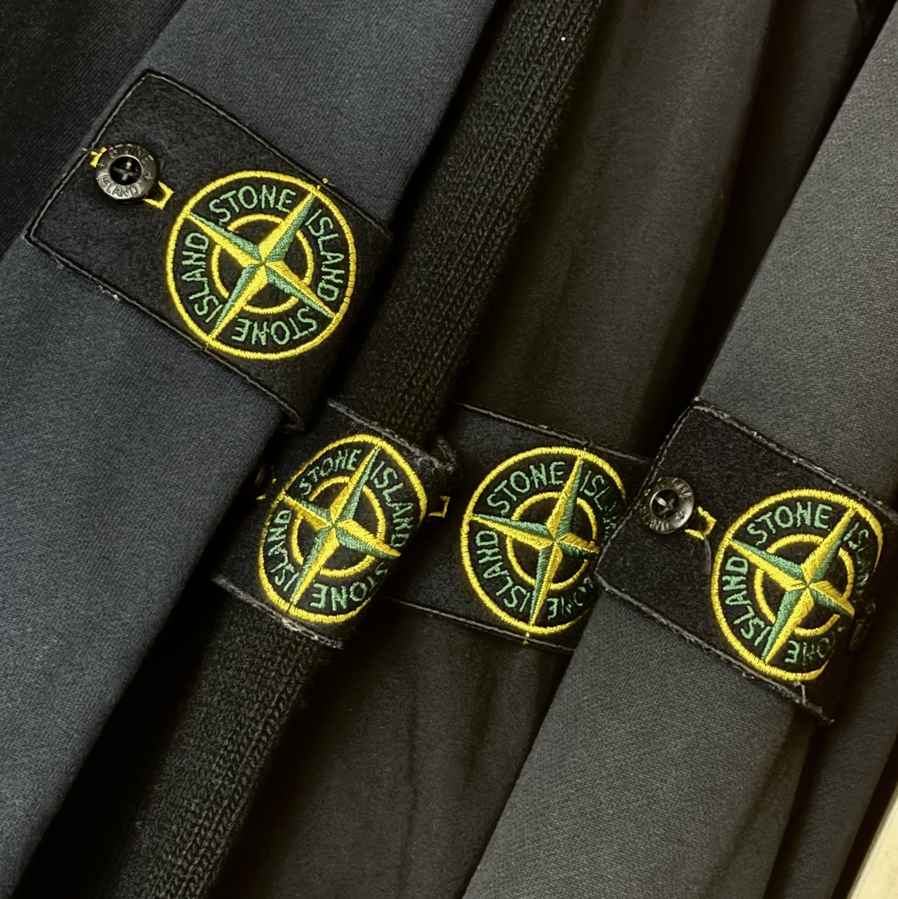 Stone Island 64151 Cotton Fleece Hooded Sweatshirt Navy Blue - 24SS, Stone Island 508A3 Lambswool Crewneck Knit Black - 23FW 착용 스타일