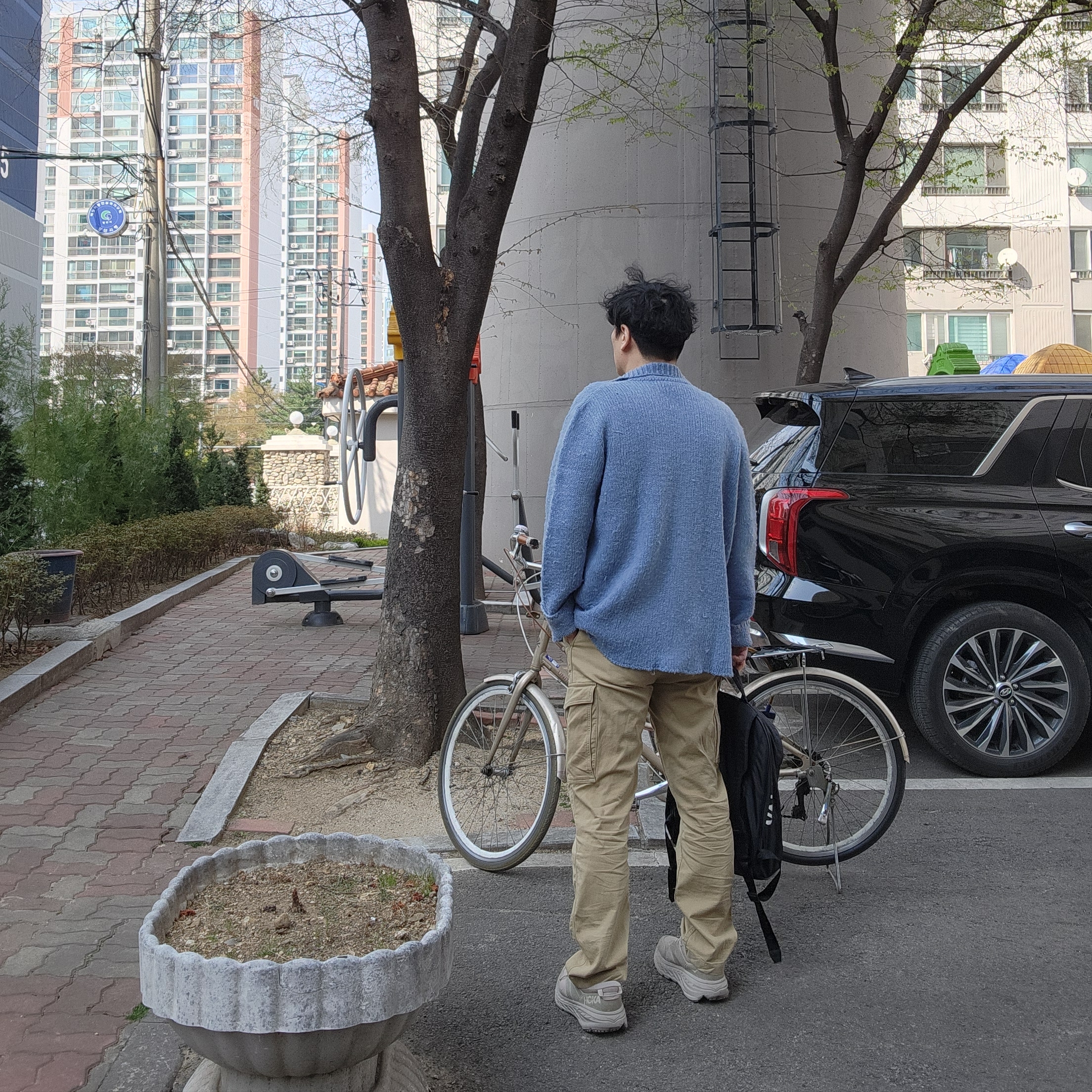 아워레가시 빅 가디건 펑키 아크릴 블루, 호카 x 엔지니어드 가먼츠 본디 L 심플리 토프 카우 헤어 착용 스타일 - 2