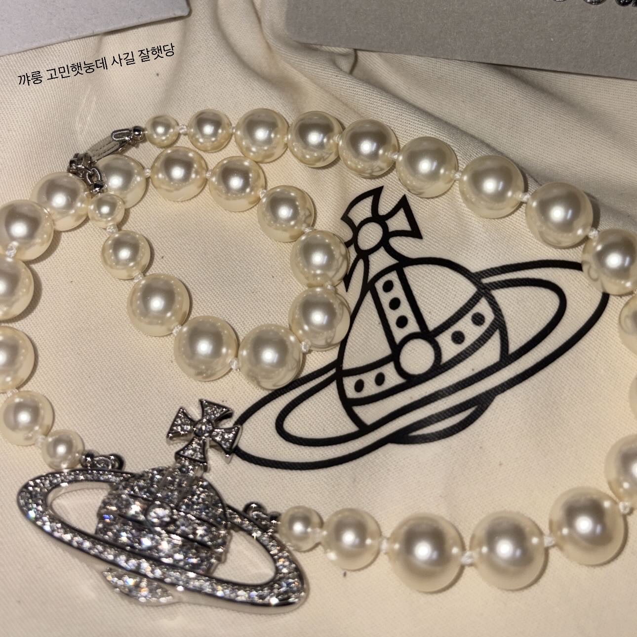 Vivienne Westwood One Row Pearl Bas Relief Choker Silver 착용 스타일