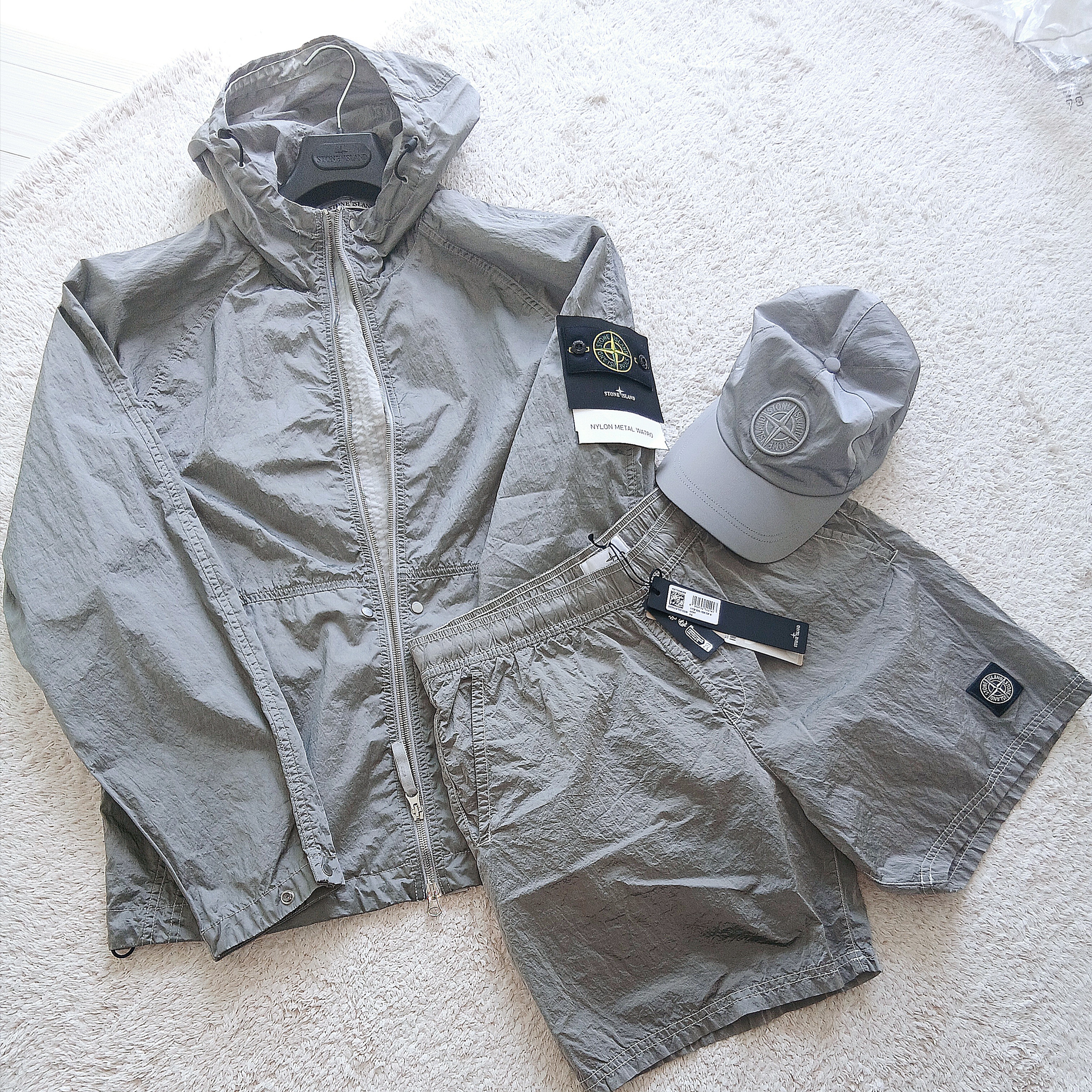 Stone Island 9100995 Nylon Metal in Econyl Baseball Cap Pearl Grey - 25SS, Stone Island 4100097 Nylon Metal Watro-Tc in Econyl Hooded Jacket Pearl Grey - 25SS 착용 스타일 - 1