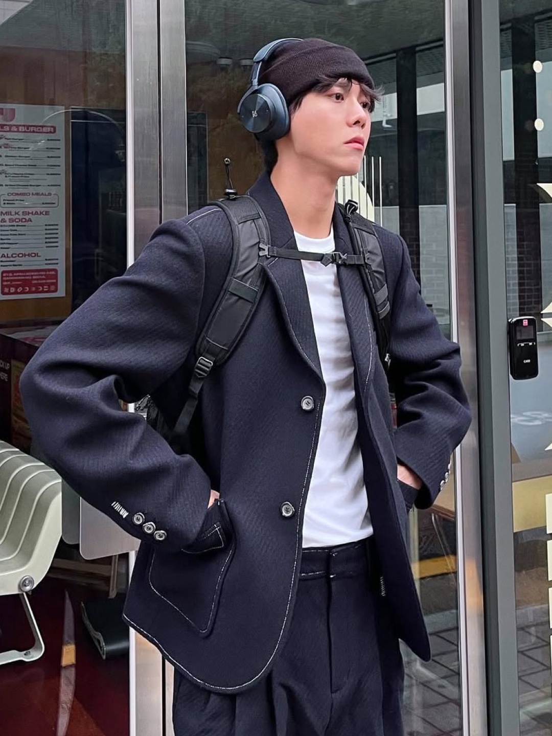 떠그 클럽 바이오 리사이클 블레이저 카키, 스투시 텍스쳐드 리넨 블레이저 네이비 착용 스타일 - 3
