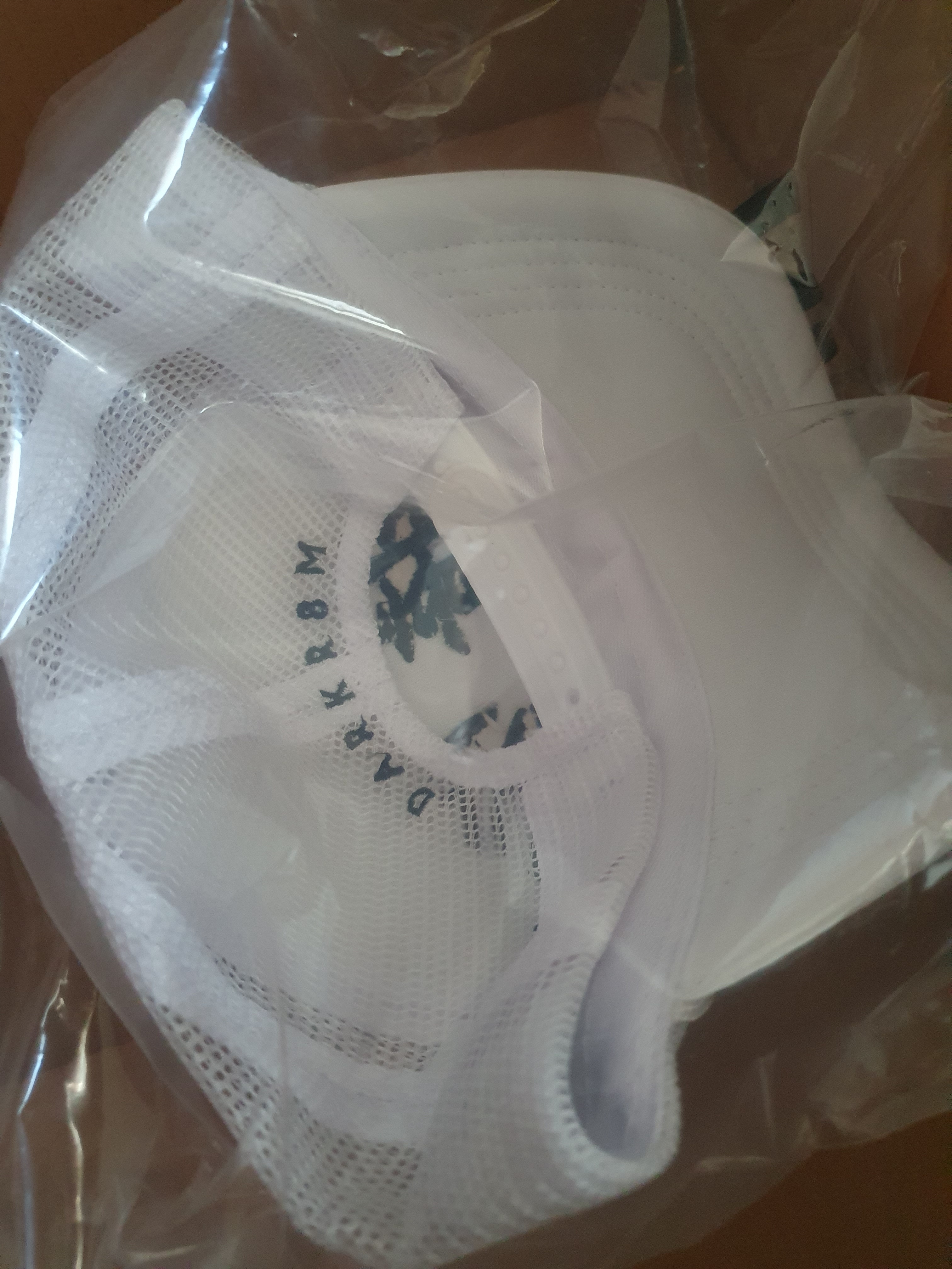 Darkr8m Studio Mesh Trucker Cap White 착용 스타일 - 2
