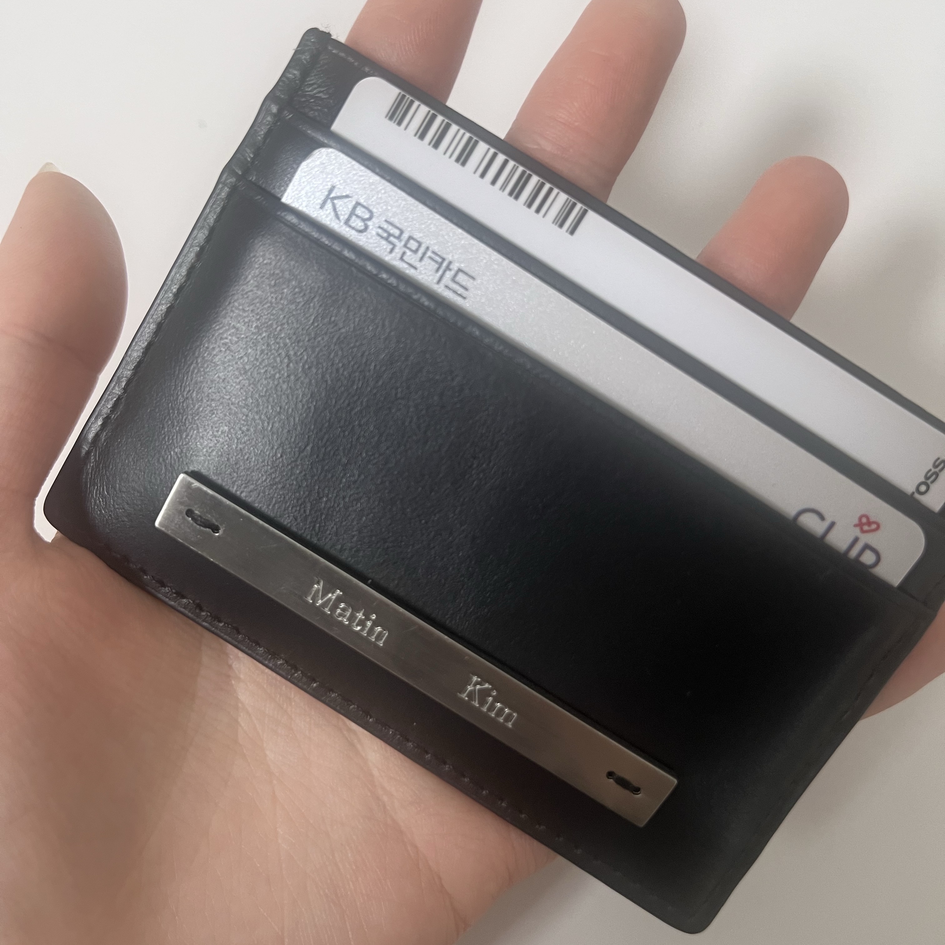 Matin Kim Vintage Card Wallet Black 착용 스타일