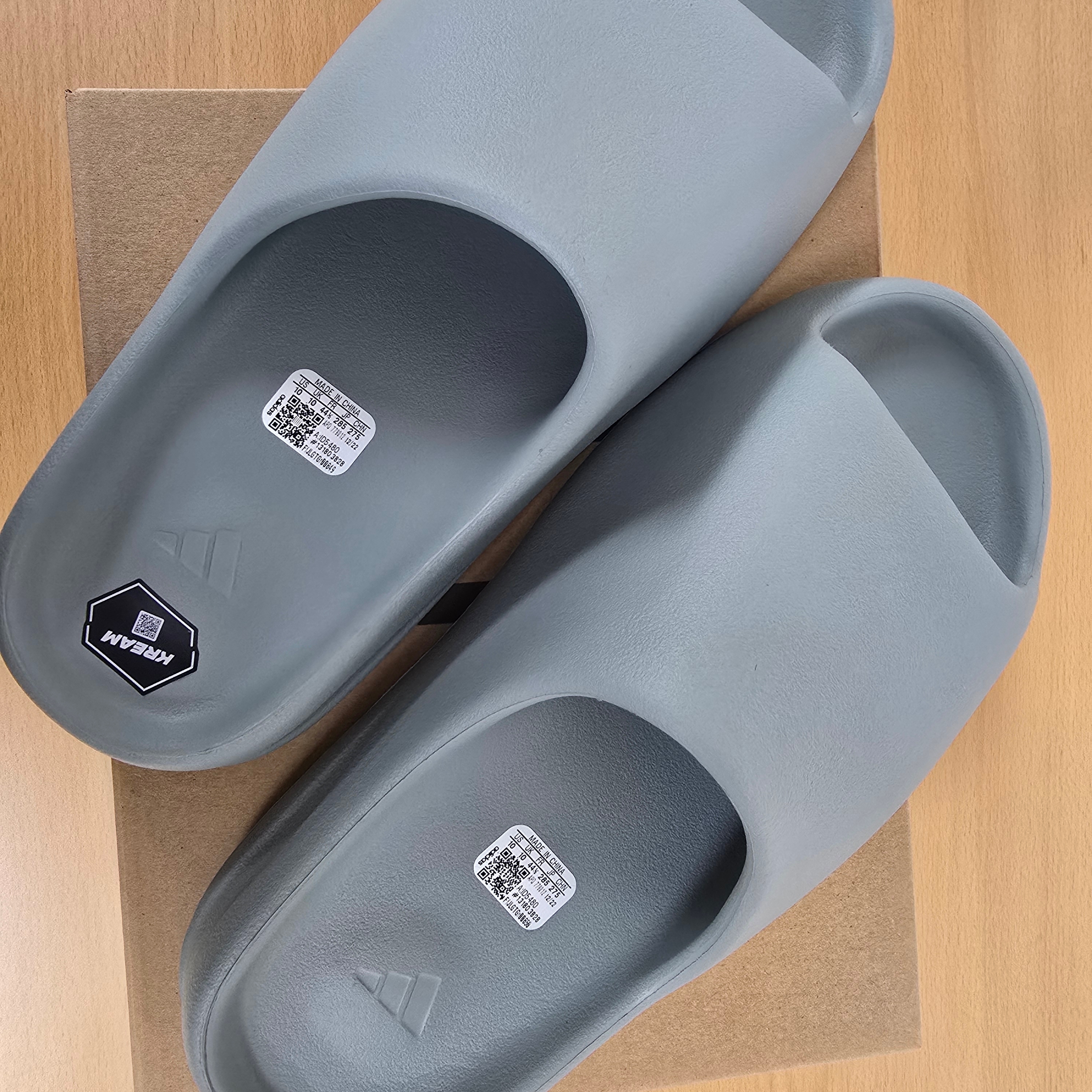 Adidas Yeezy Slide Salt 착용 스타일 - 1
