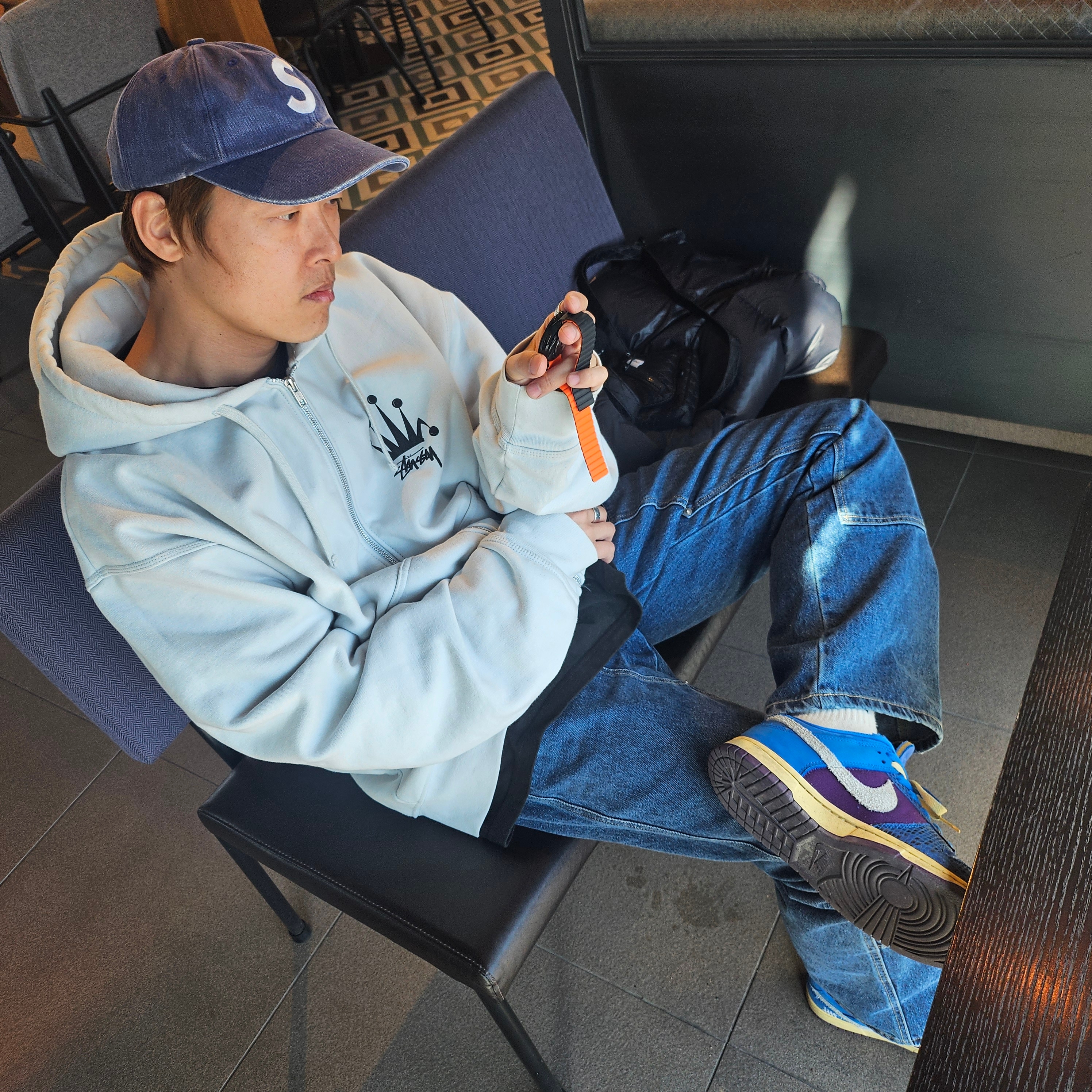 Stussy Regal Crown Zip Hoodie Ash Heather, Nike x Undefeated Dunk Low SP 5 On It 착용 스타일 - 2