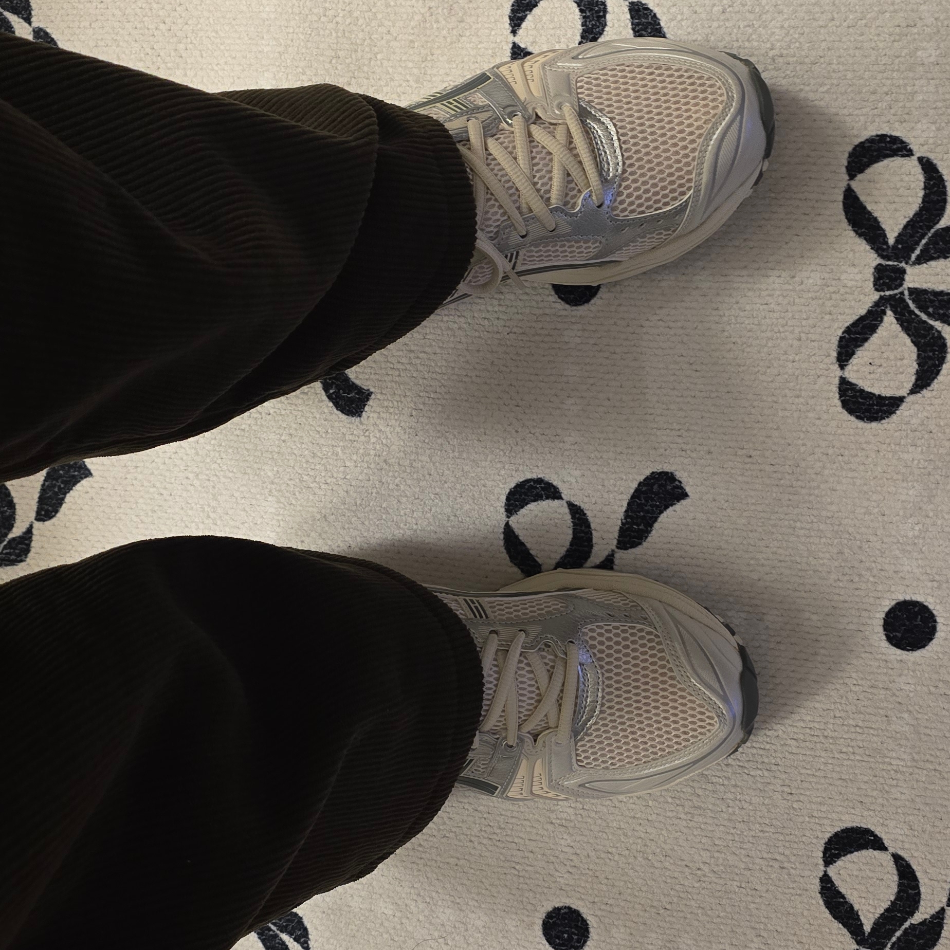 Asics Gel-Kayano 14 Birch Dark Pewter 착용 스타일 - 3