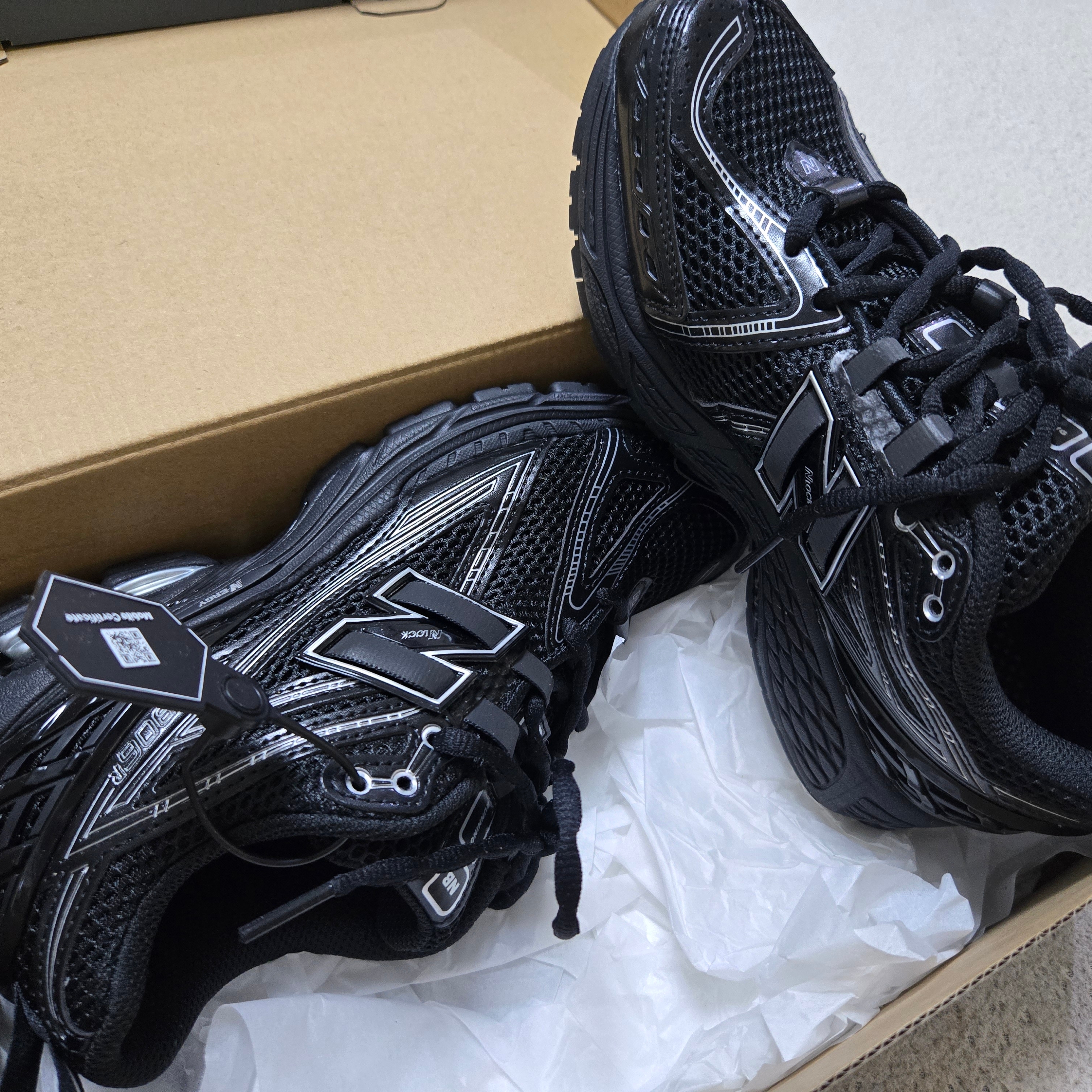 New Balance 1906R Black Silver Metallic 착용 스타일