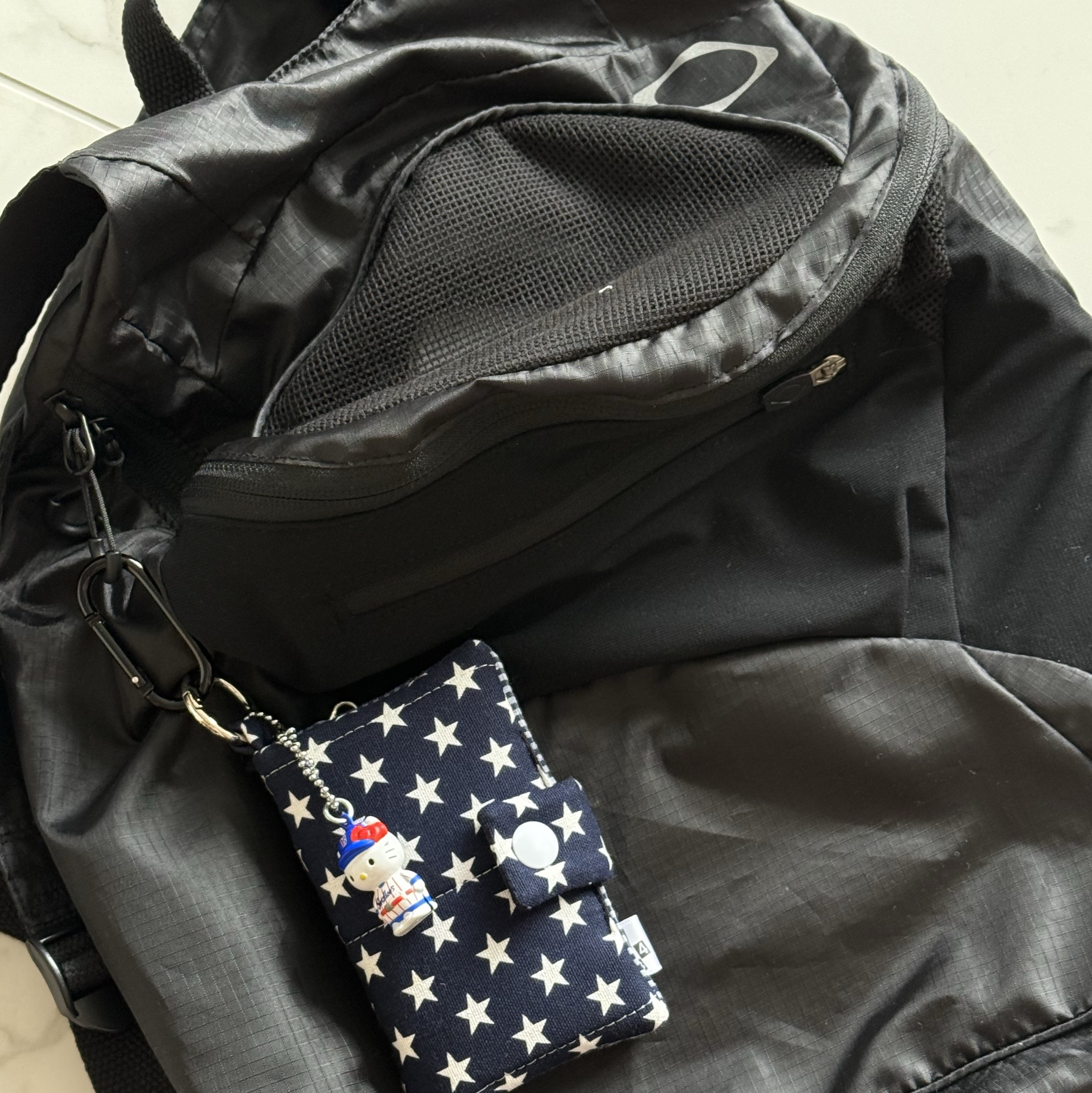 Mischief Lightweight Zip Around Backpack Black 착용 스타일