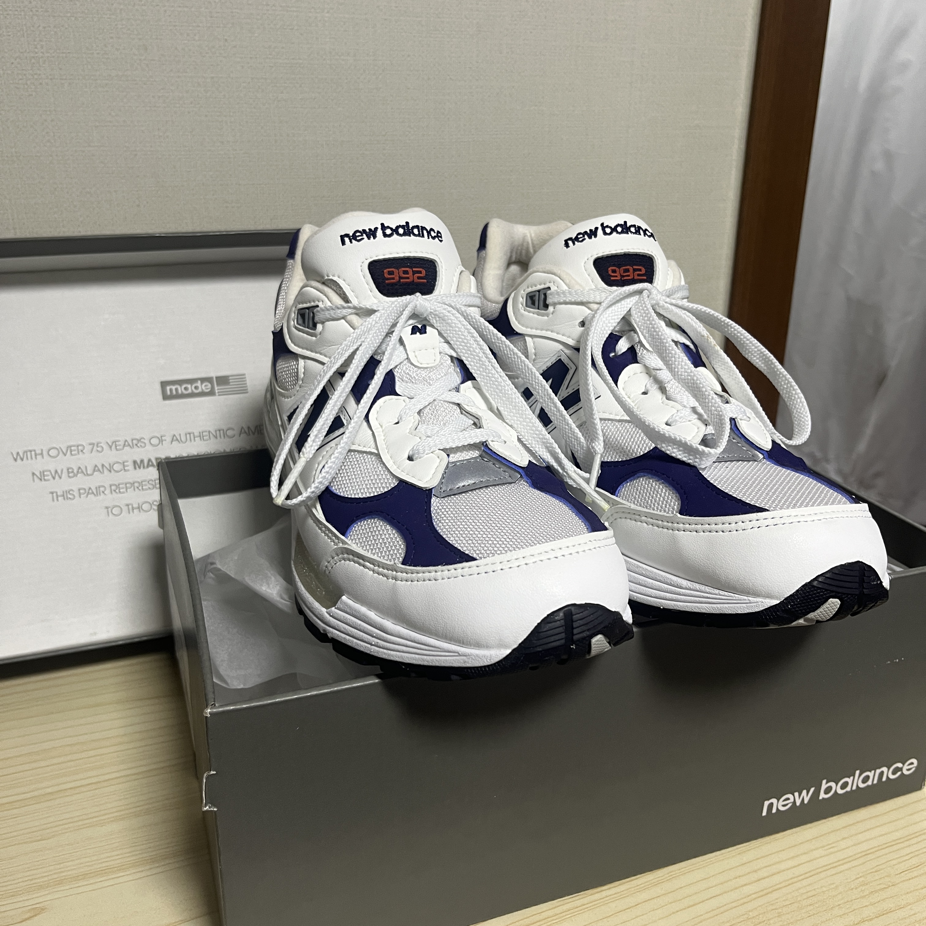 New Balance 992 Made in USA White Navy 착용 스타일 - 2