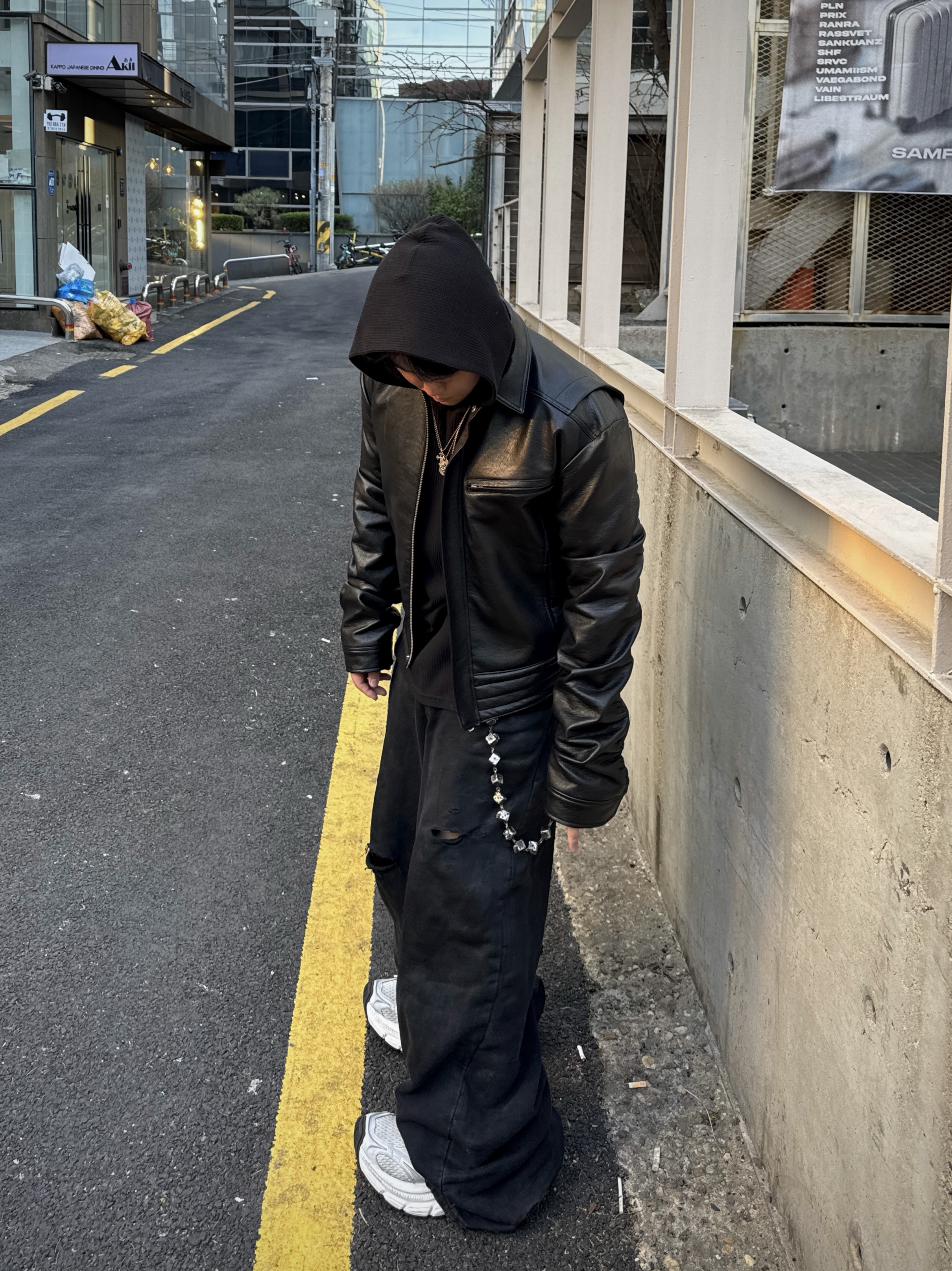 발렌시아가 10XL 스니커즈 화이트 그레이 실버 블랙 착용 스타일