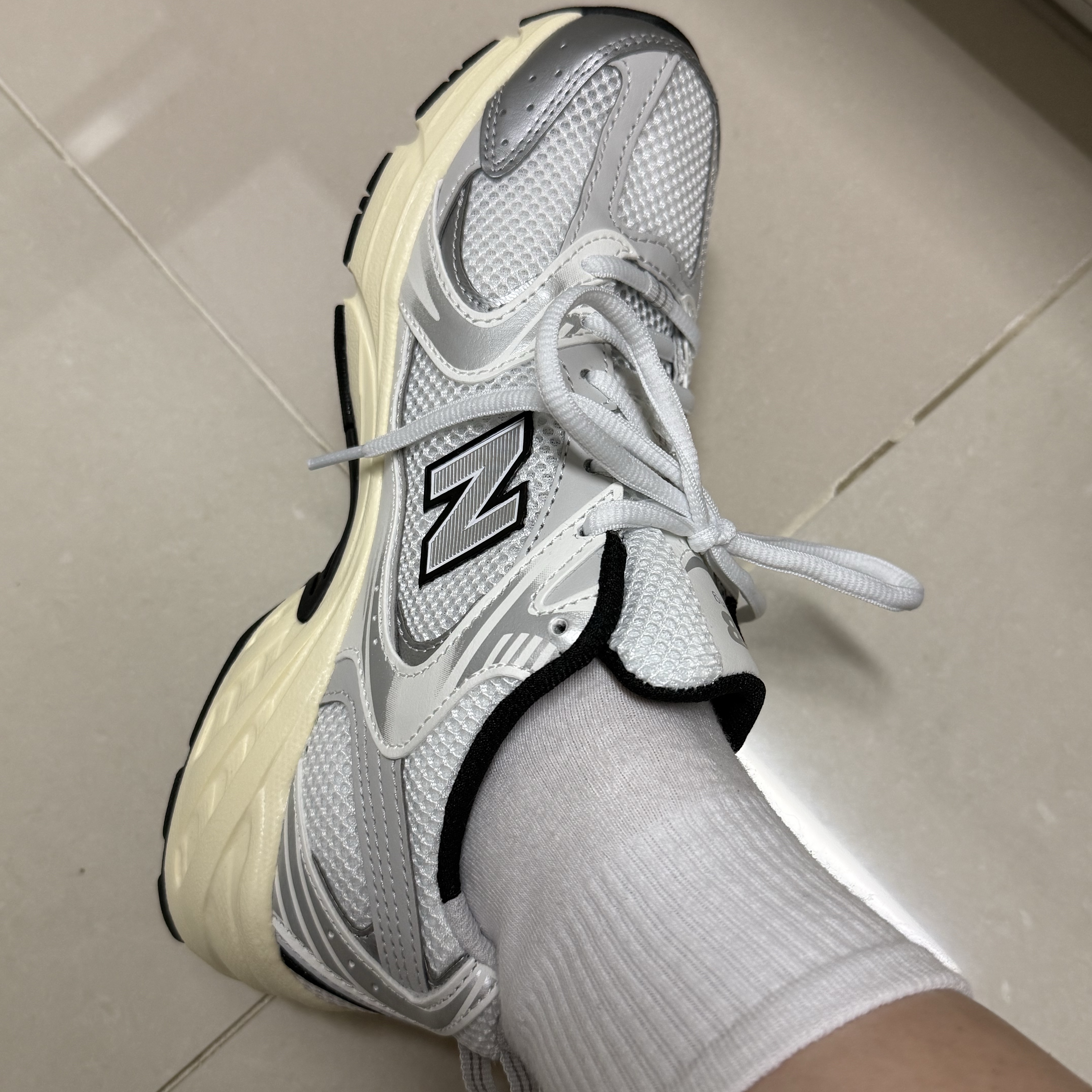 New Balance 530 Silver Cream 착용 스타일