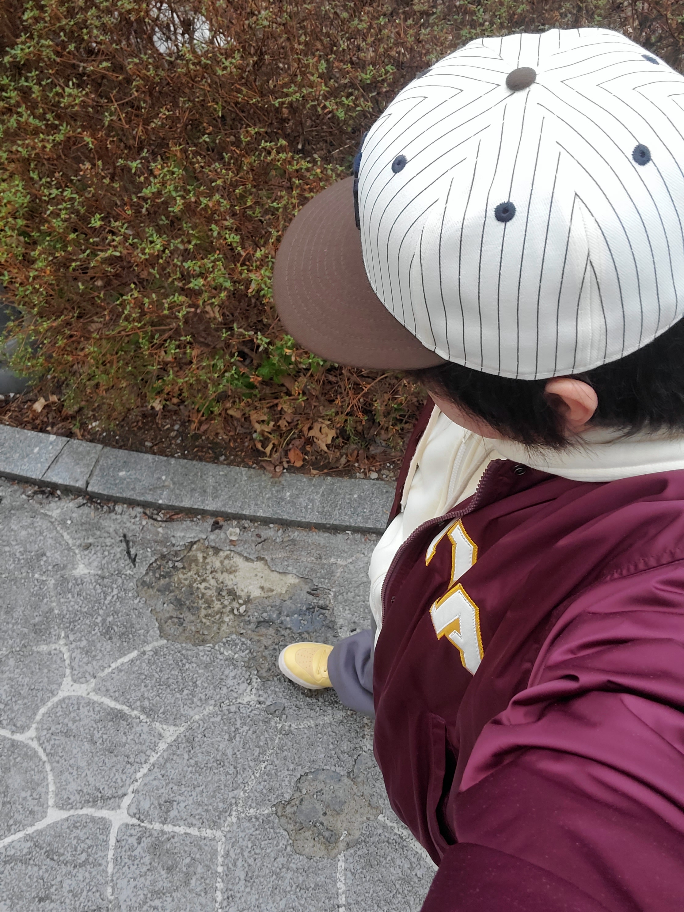 Adidas Rivalry Low Oat Wonder White, Essentials x New Era Retro Crown Strapback Navy 착용 스타일 - 1
