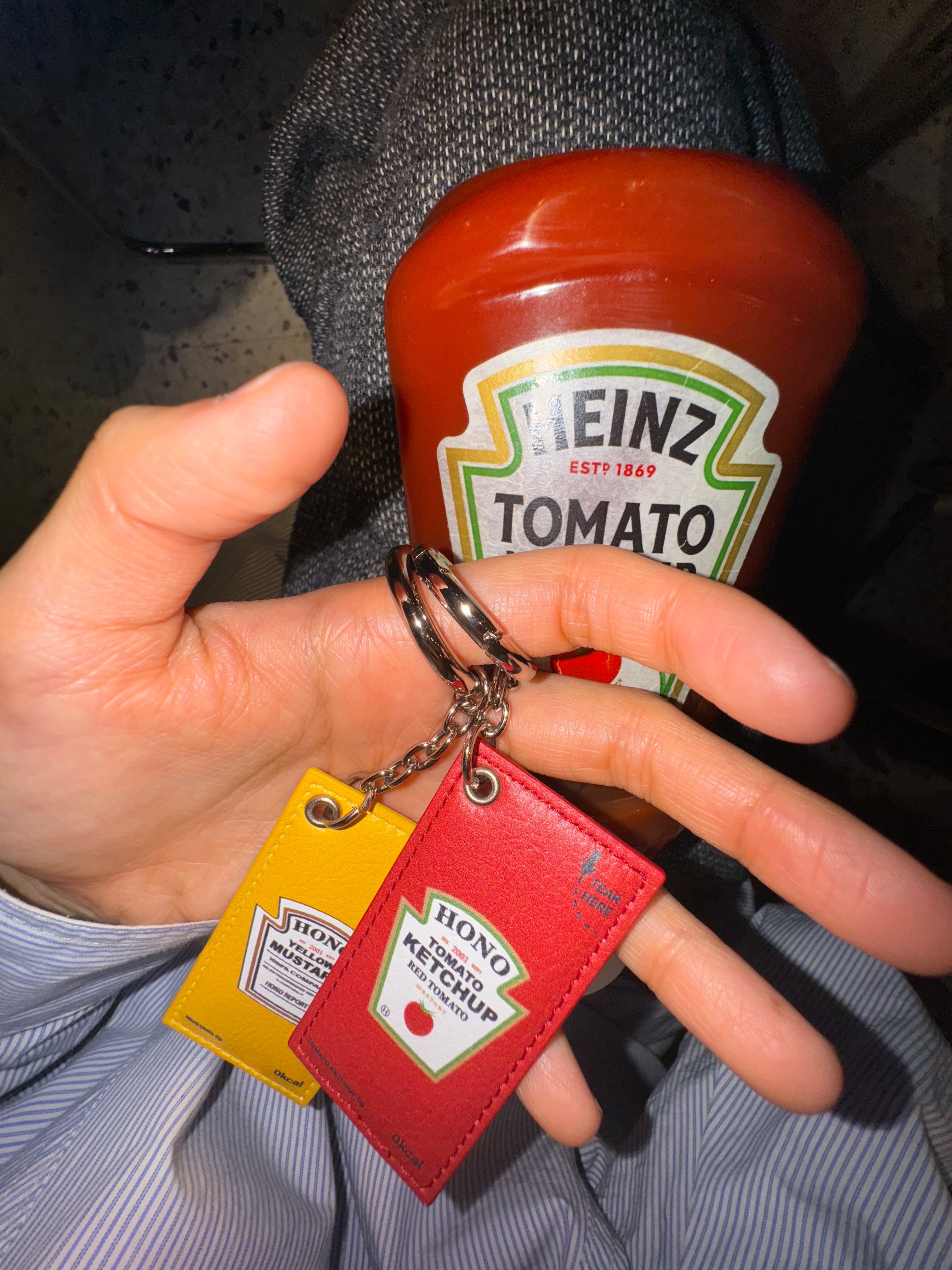 Hono Report Object Keyring Tomato Ketchup, Hono Report Object Keyring Mustard 착용 스타일 - 2
