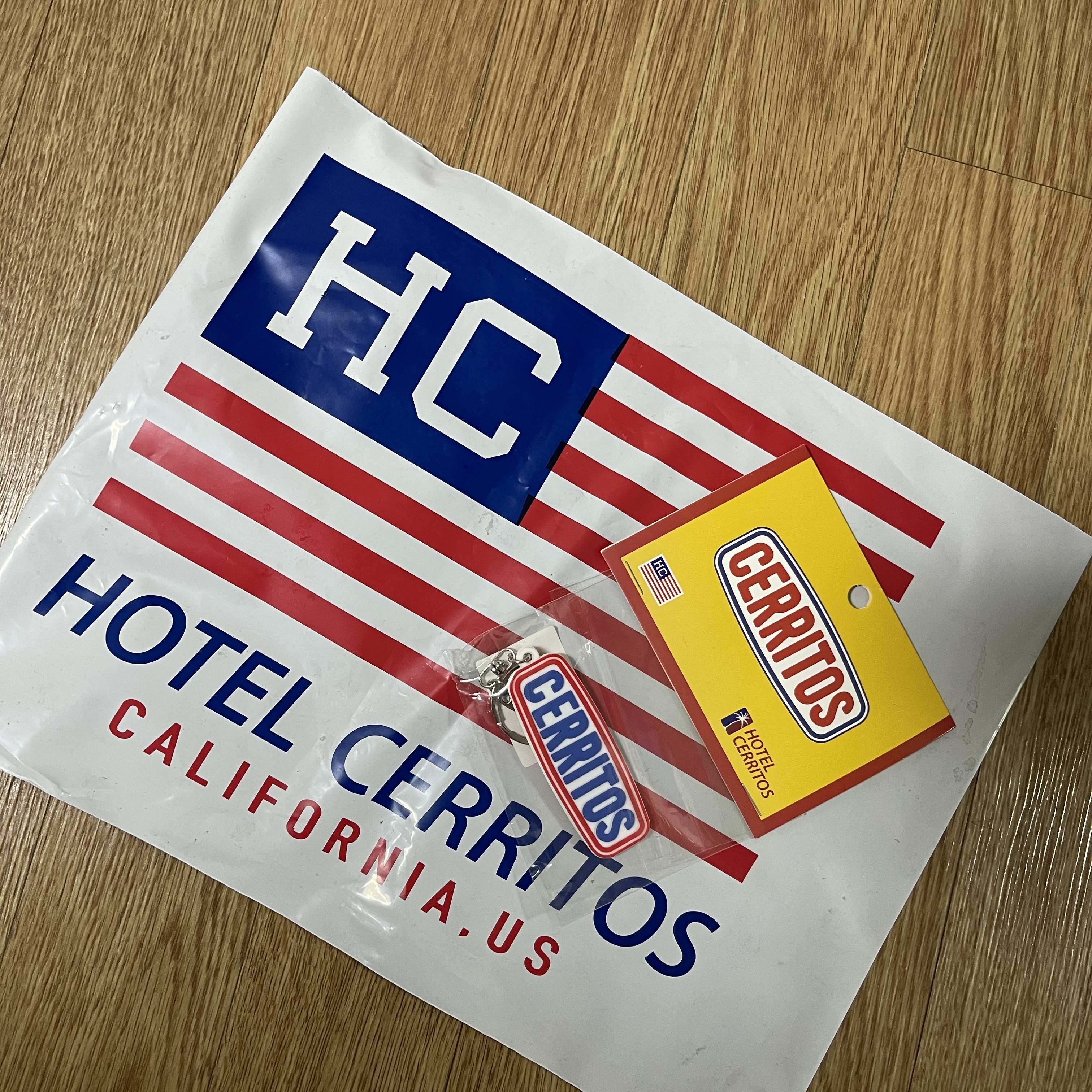 Hotel Cerritos Candy Silicone Key Ring Red 착용 스타일