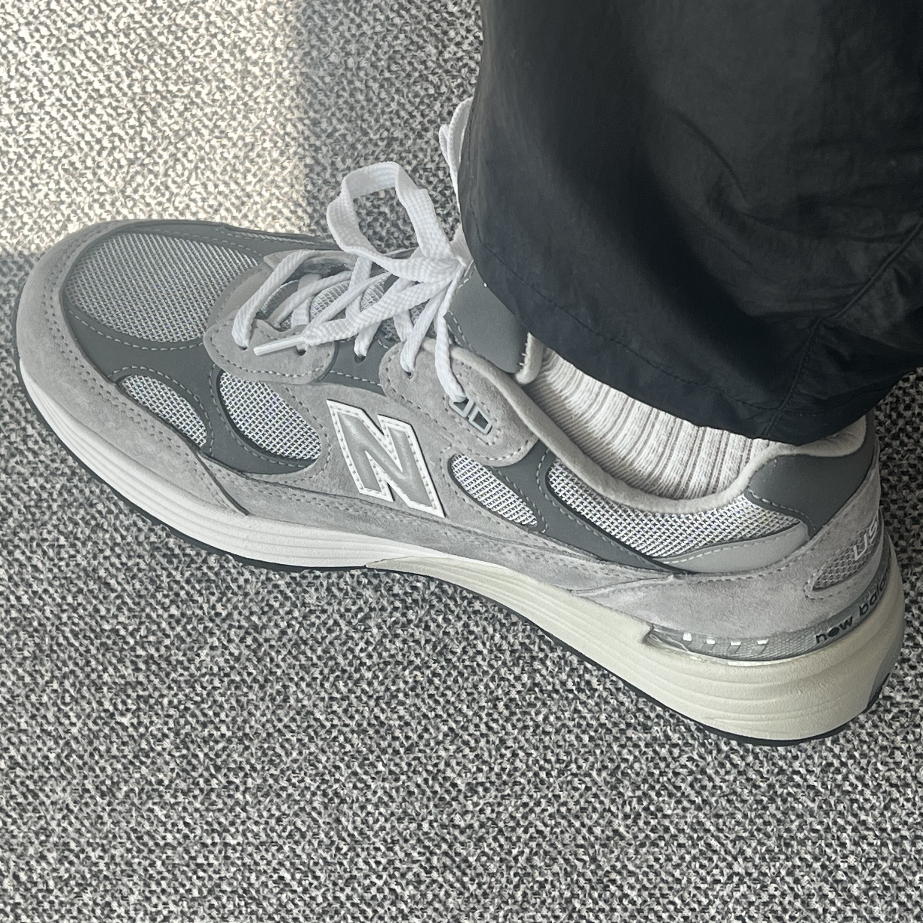 New Balance 992 Made in USA Core Grey Silver Metallic 착용 스타일 - 1