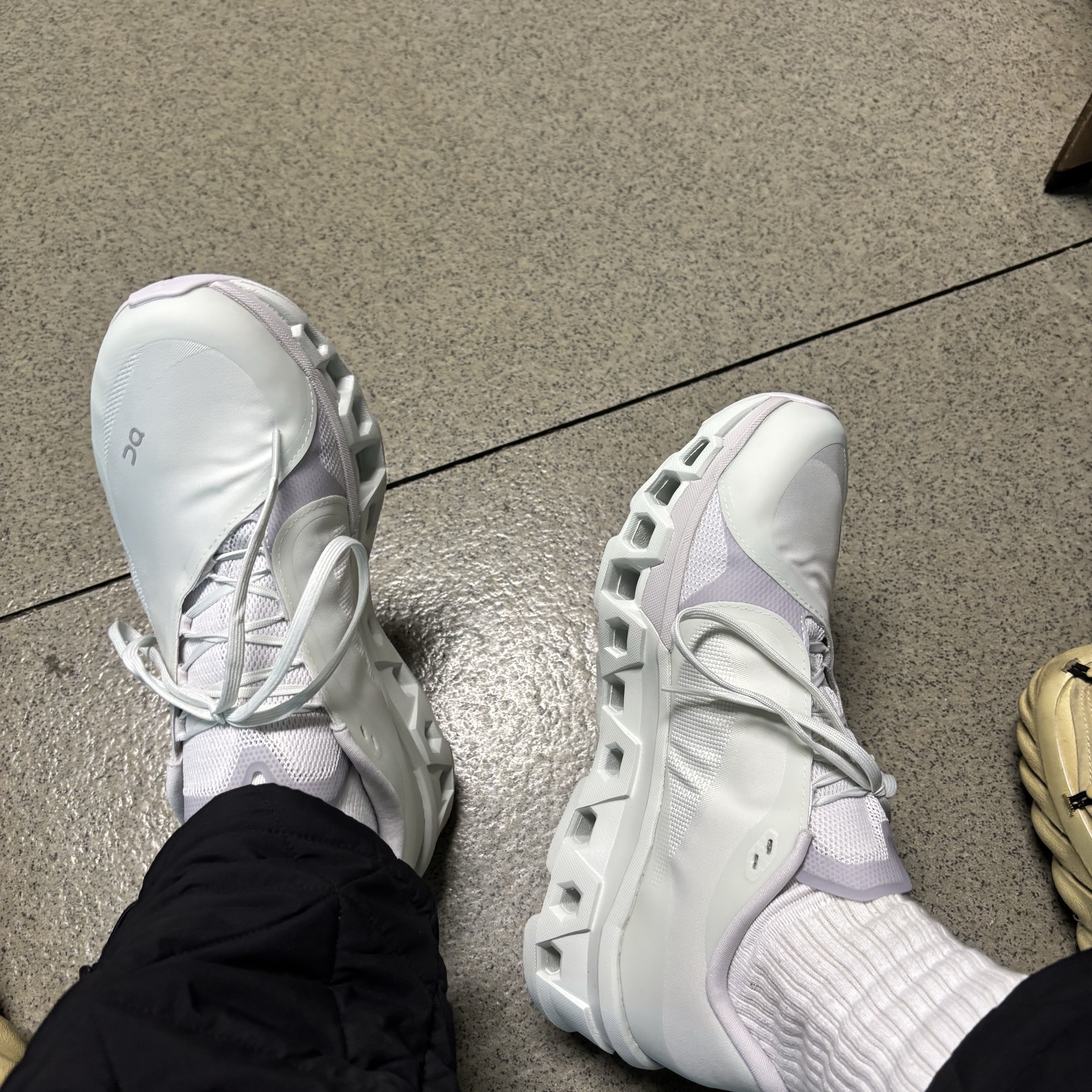 On Running x Post Archive Faction (Paf) Cloudmonster 2 Vapor Frost 착용 스타일 - 2