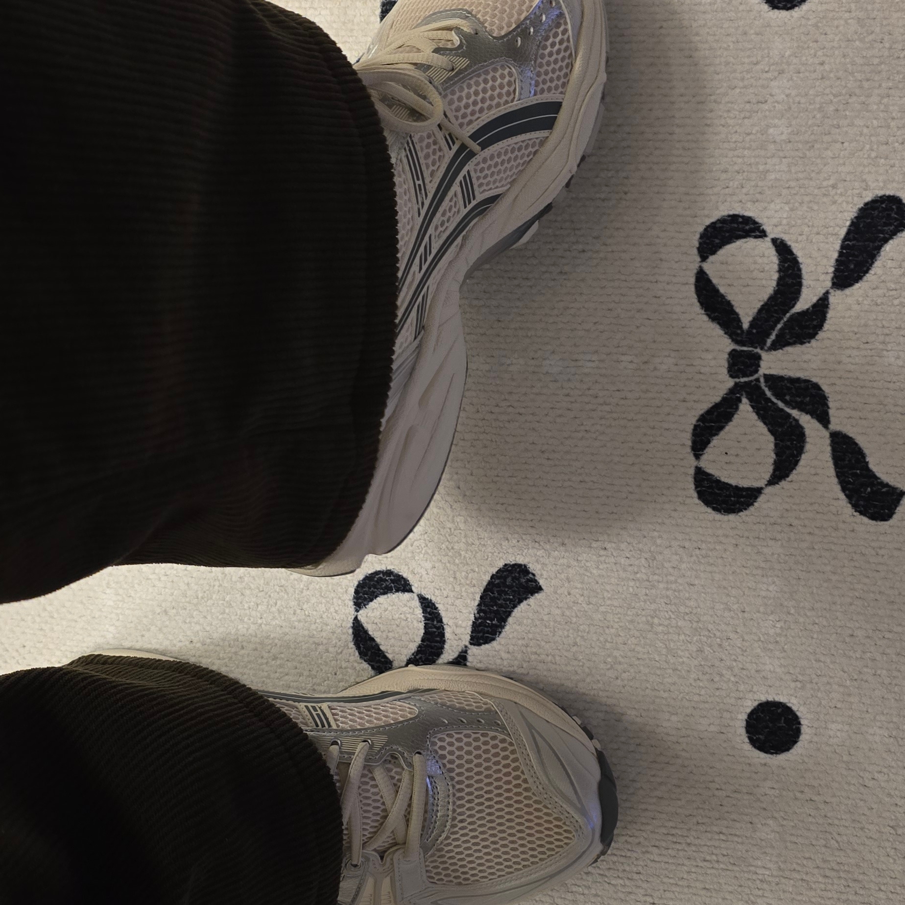 Asics Gel-Kayano 14 Birch Dark Pewter 착용 스타일 - 1