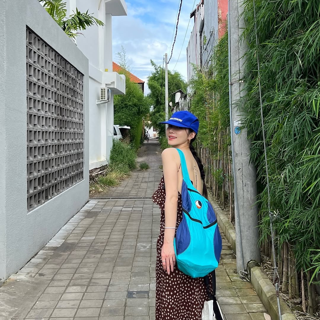 Ticket To The Moon Mini Backpack 15L Turquoise Royal Blue 착용 스타일