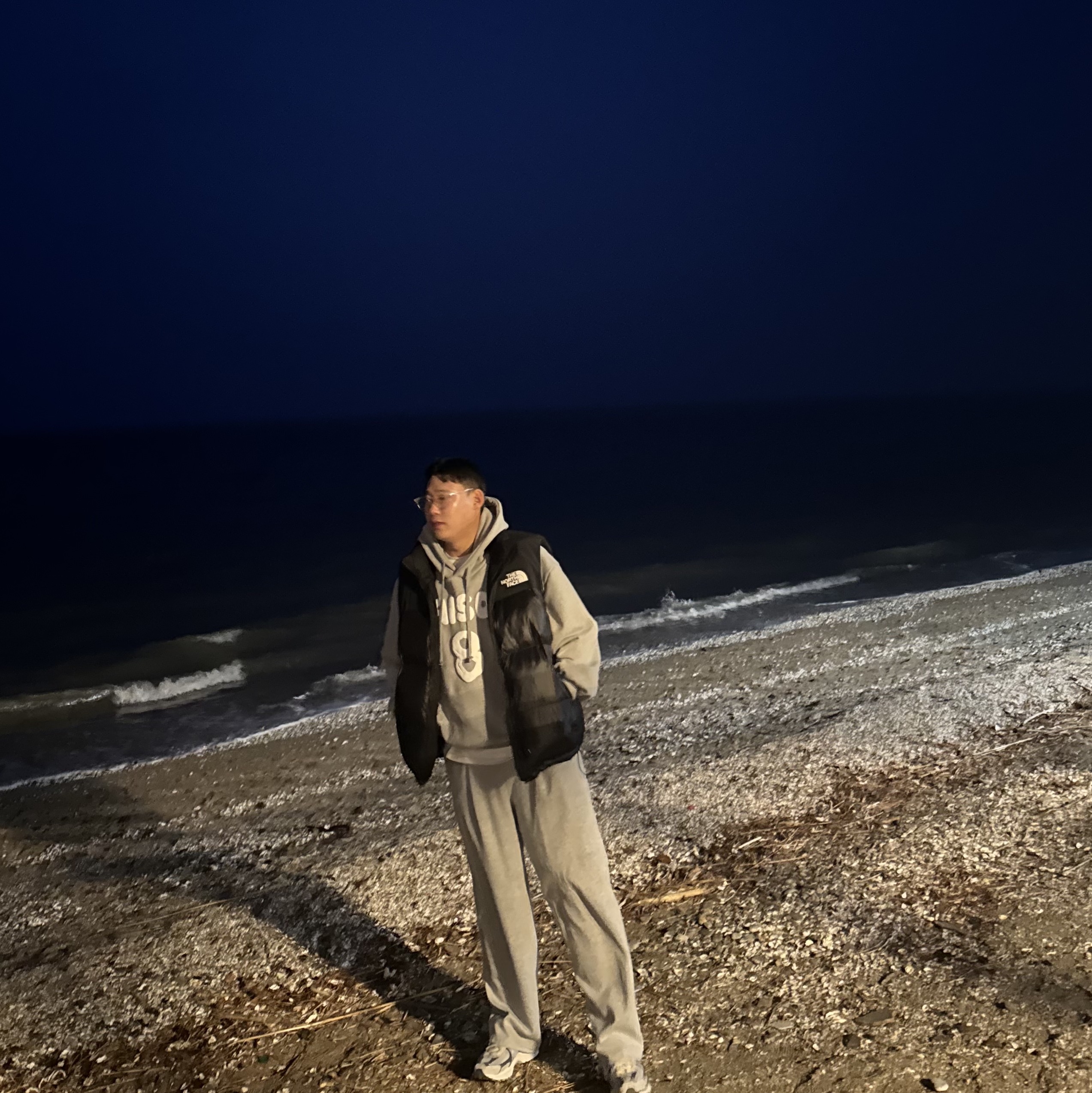 The North Face Nuptse On Ball Vest Black, Nike Zoom Vomero 5 PRM Light Iron Ore and Flat Fewter 착용 스타일