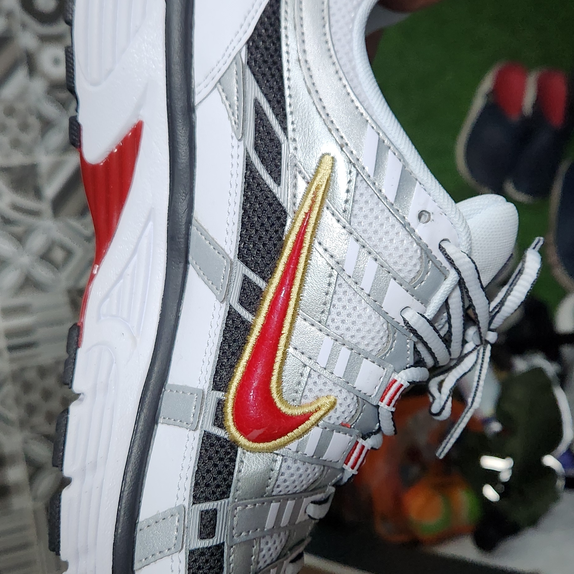 (W) Nike P-6000 Metallic Silver Red 착용 스타일