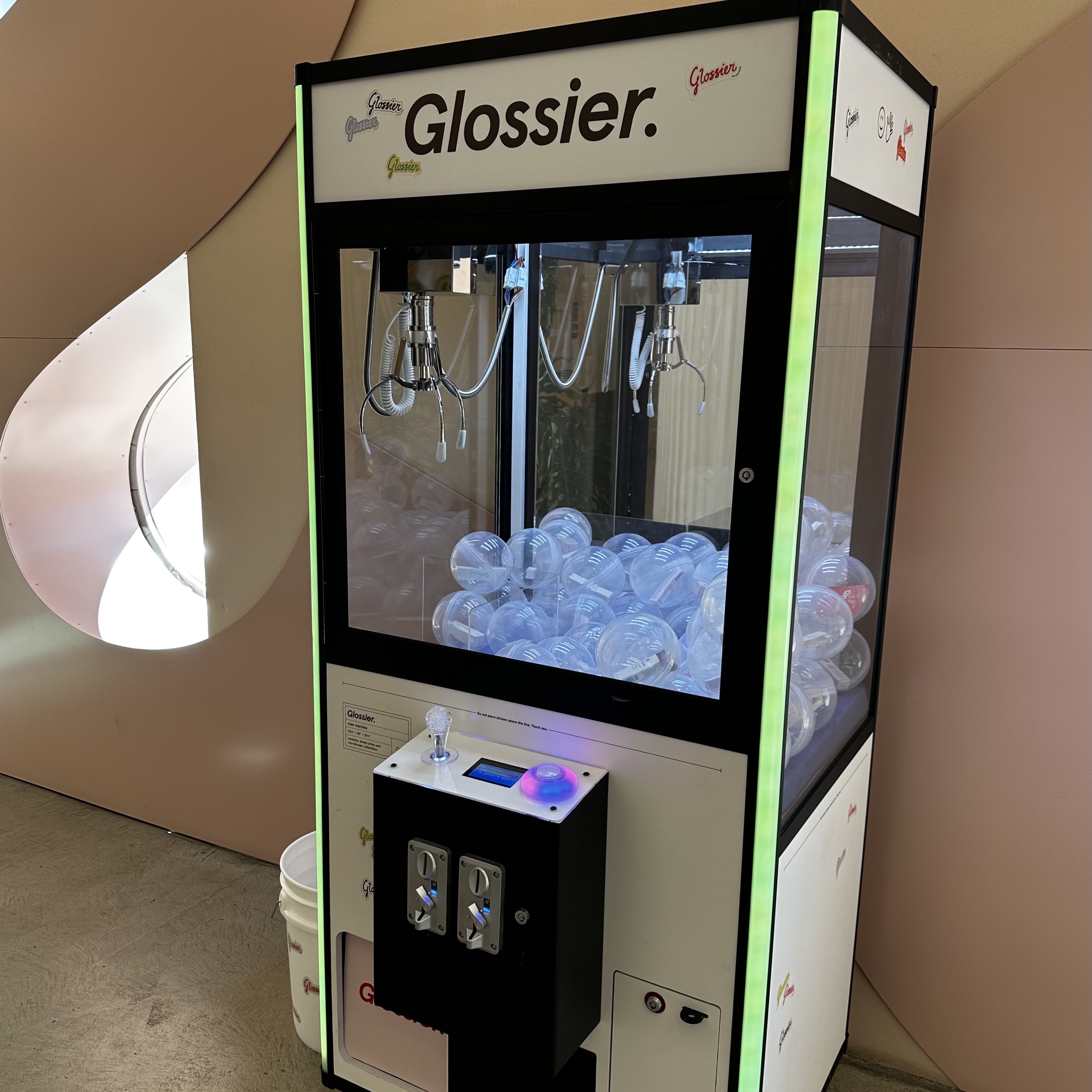 Glossier Cherry Lock 착용 스타일 - 2
