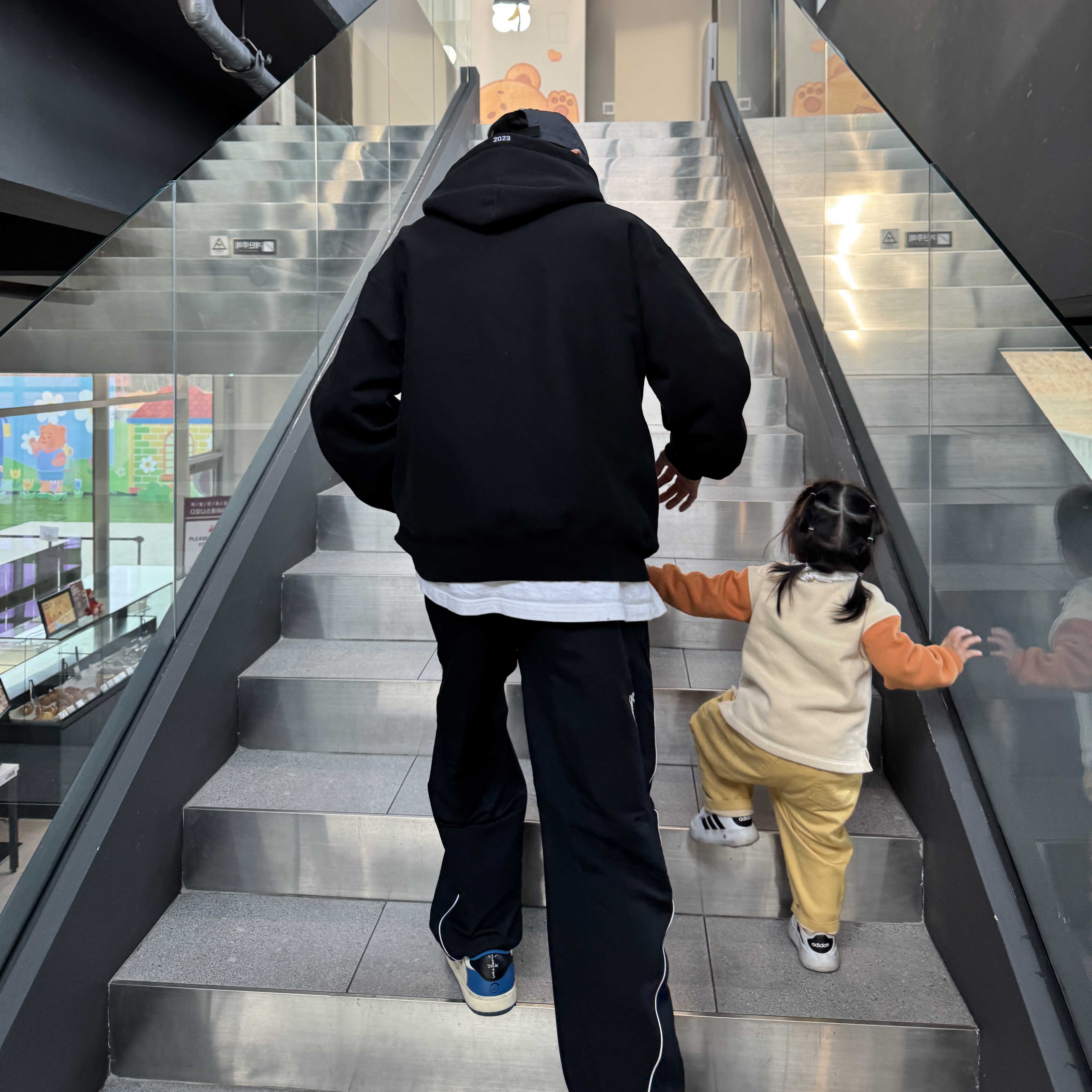 Supreme x Nike Track Pant Black - 25SS, Supreme Box Logo Hooded Sweatshirt Black - 24FW 착용 스타일 - 1