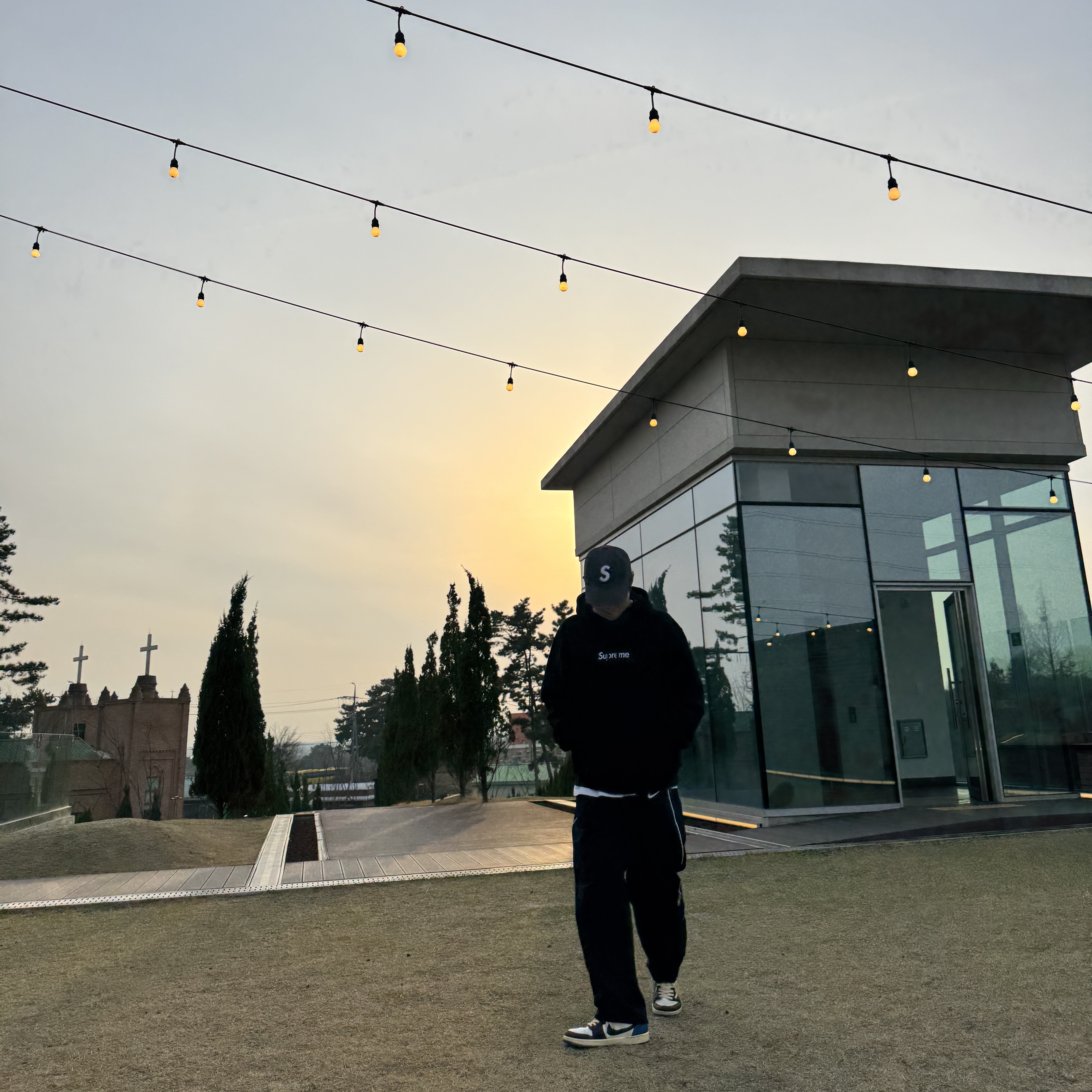 Supreme x Nike Track Pant Black - 25SS, Supreme Box Logo Hooded Sweatshirt Black - 24FW 착용 스타일 - 2
