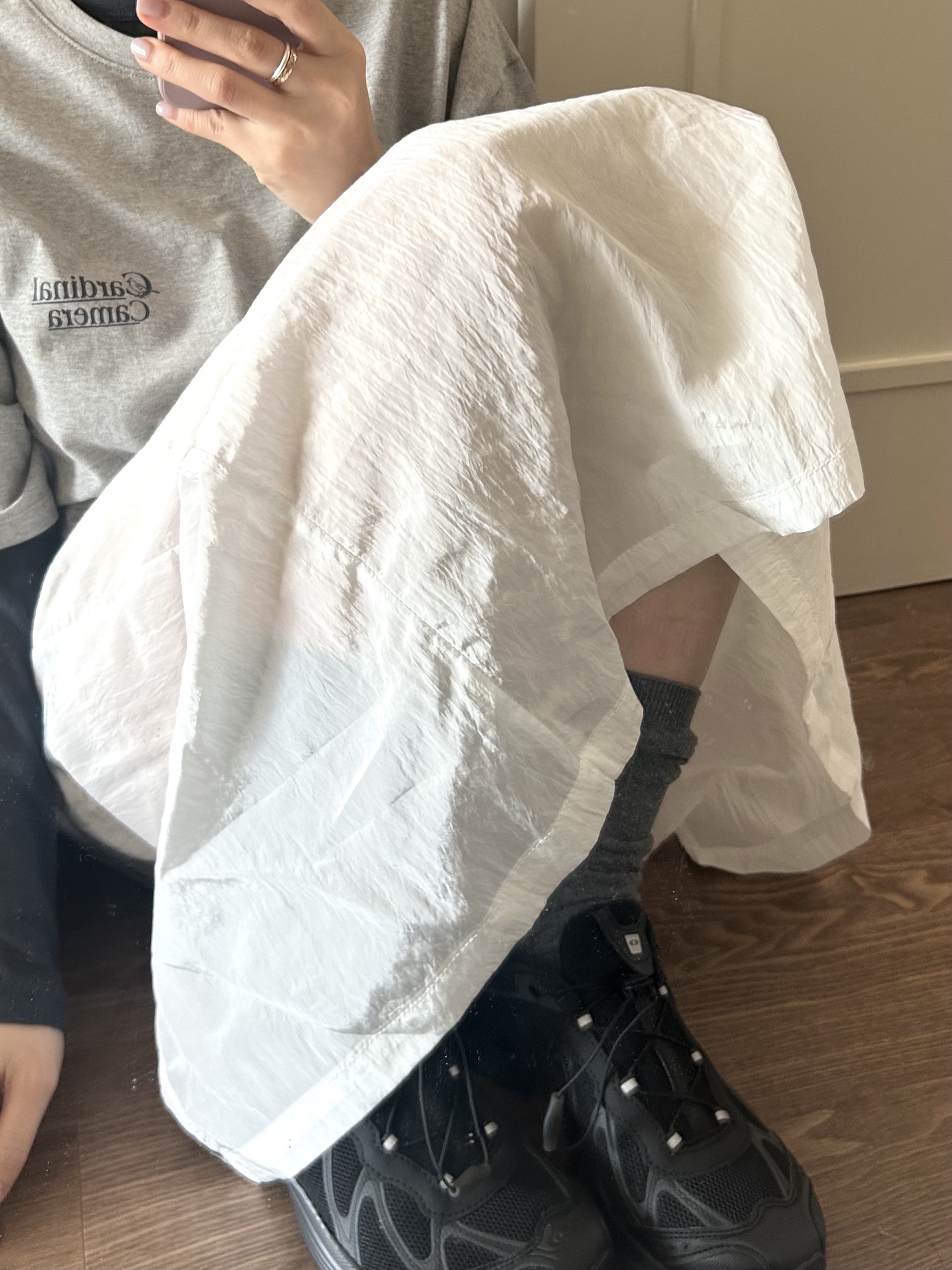 살로몬 XT-위스퍼 블랙 아스팔트 착용 스타일 - 1