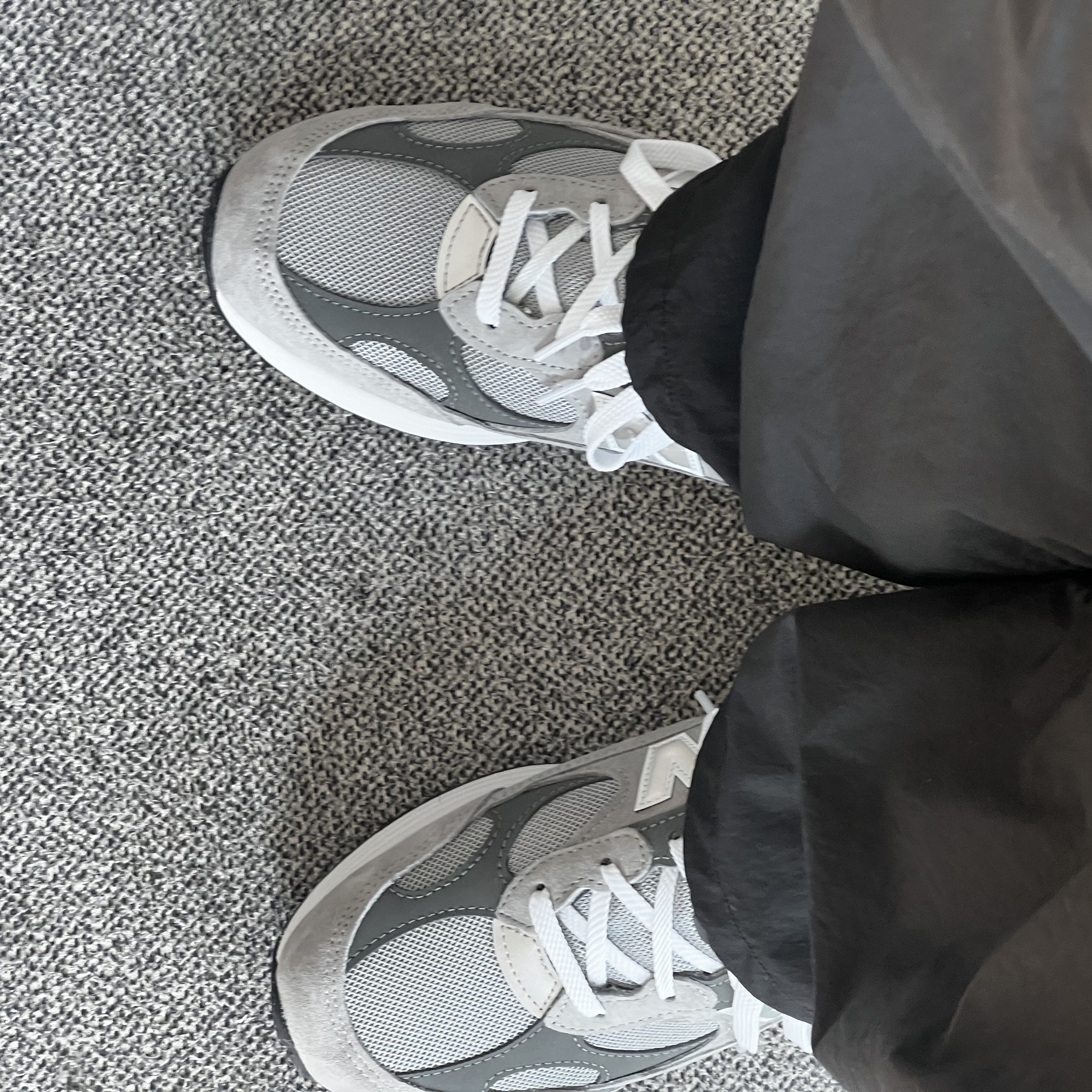 New Balance 992 Made in USA Core Grey Silver Metallic 착용 스타일 - 2